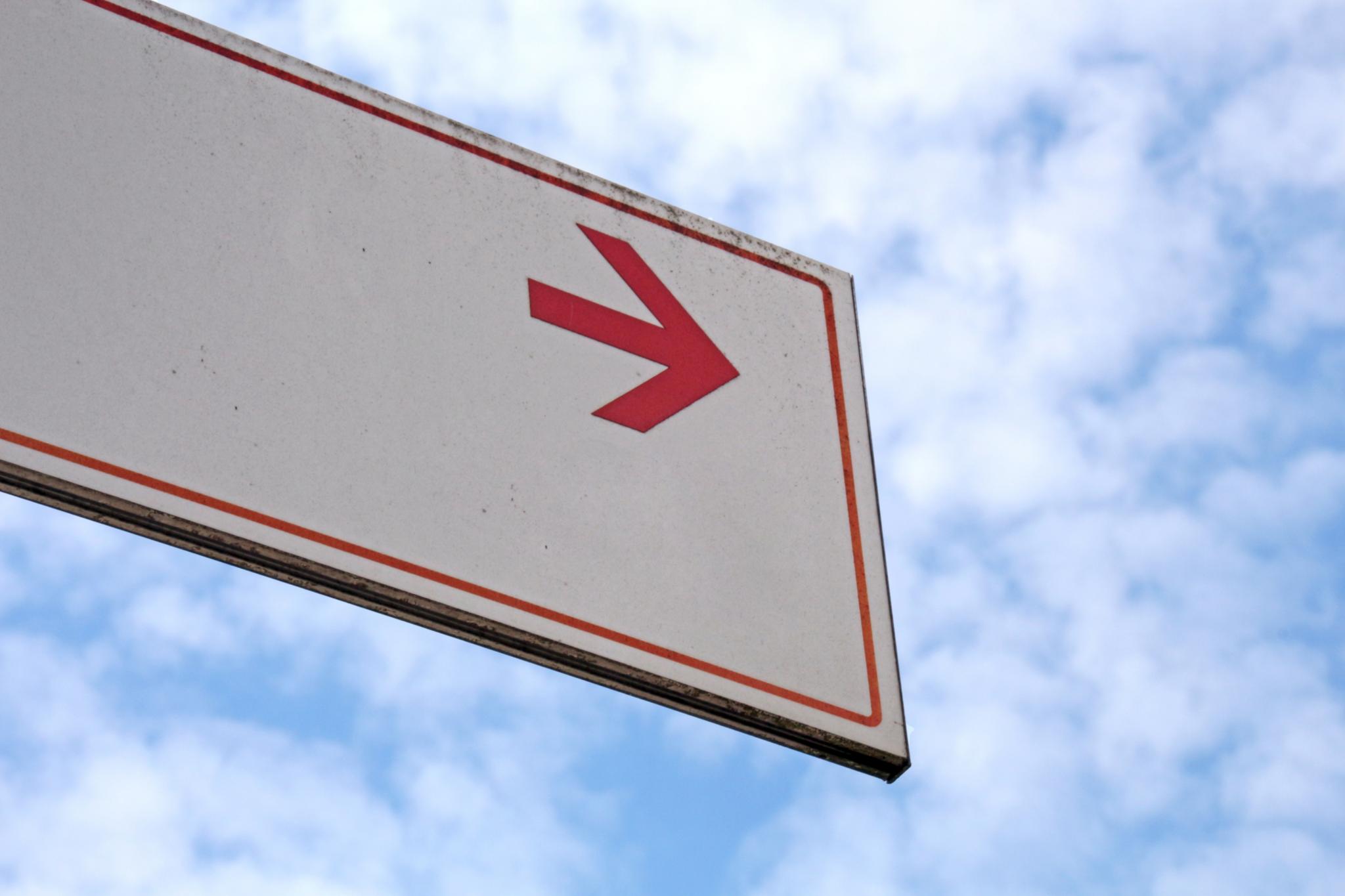 Schild mit Pfeil zeigt in Richtung Himmel