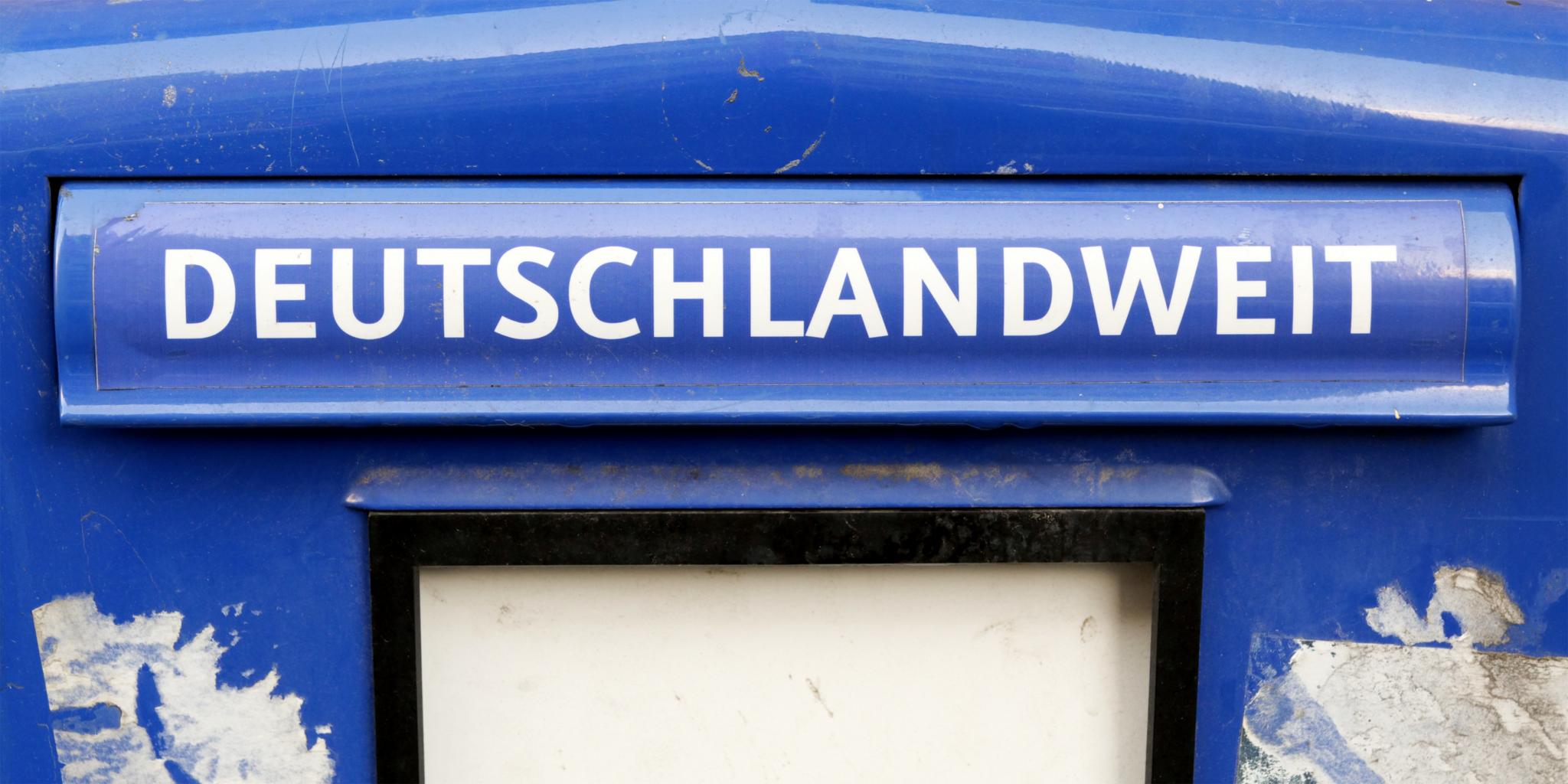blauer Briefkasten mit der Aufschrift 'Deutschlandweit'