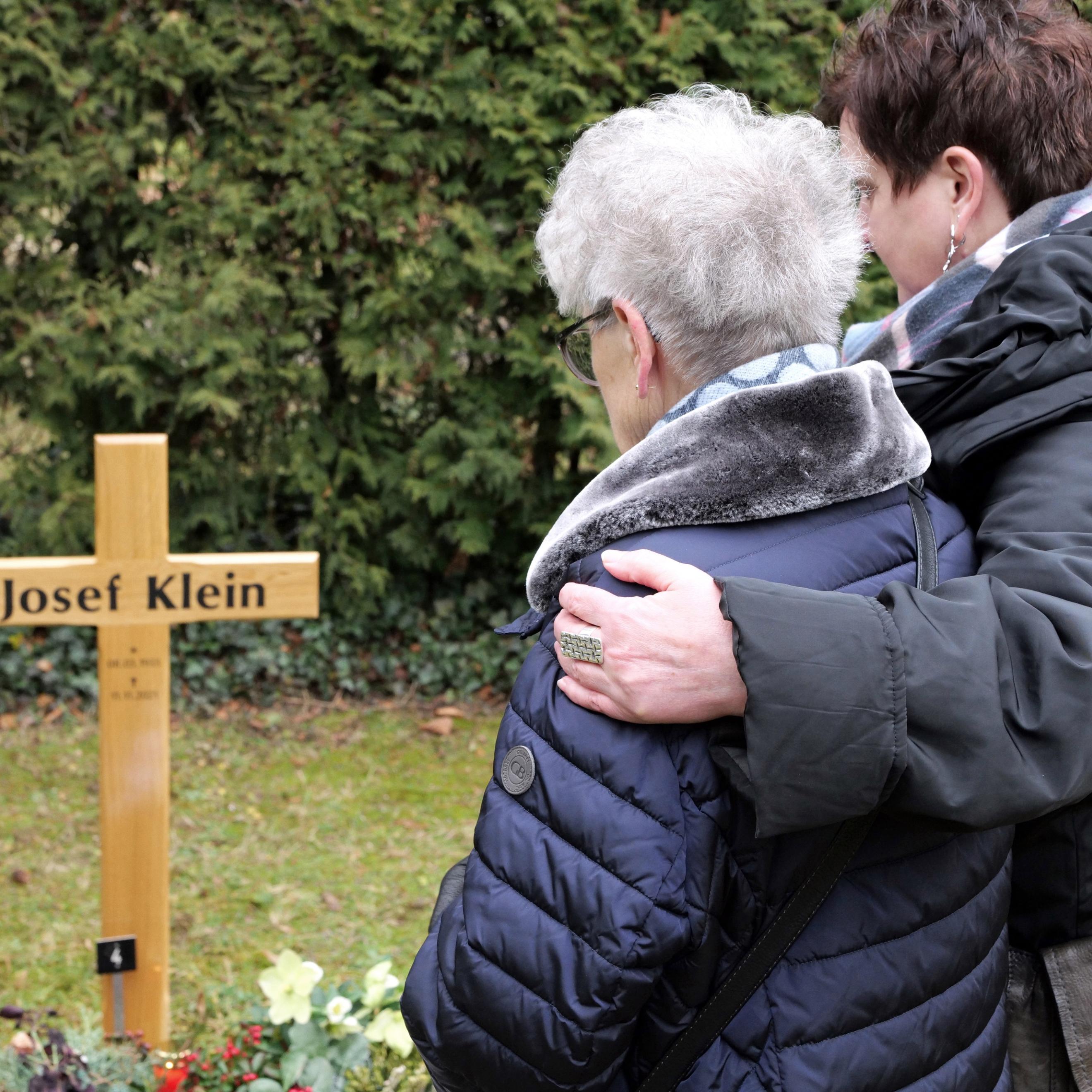 gemeinsam trauern (c) Peter Weidemann In: Pfarrbriefservice.de Zwei Frauen vor einem Grab trösten sich