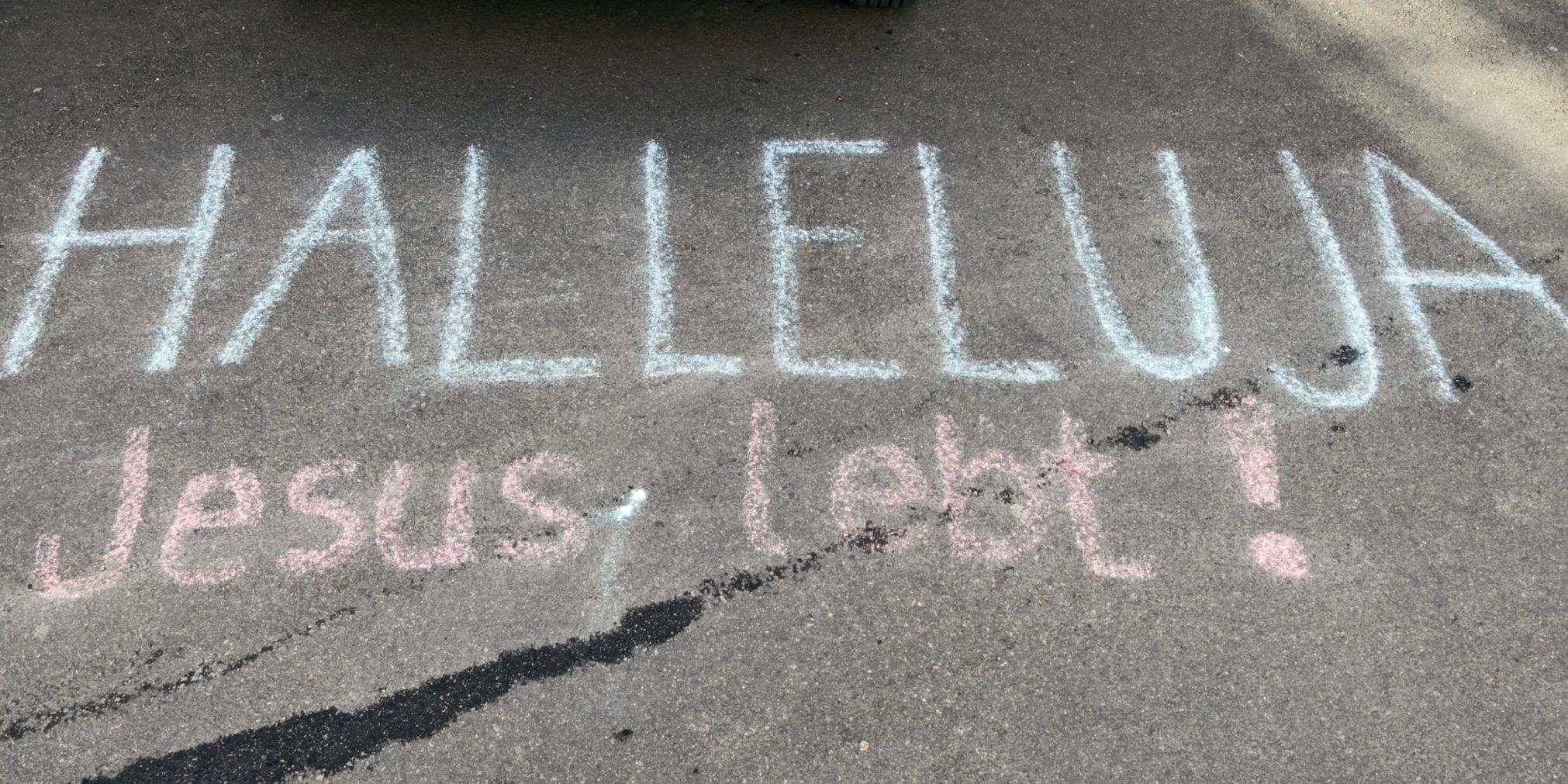 auf der Straße geschrieben 'Halleluja Jesus lebt!'