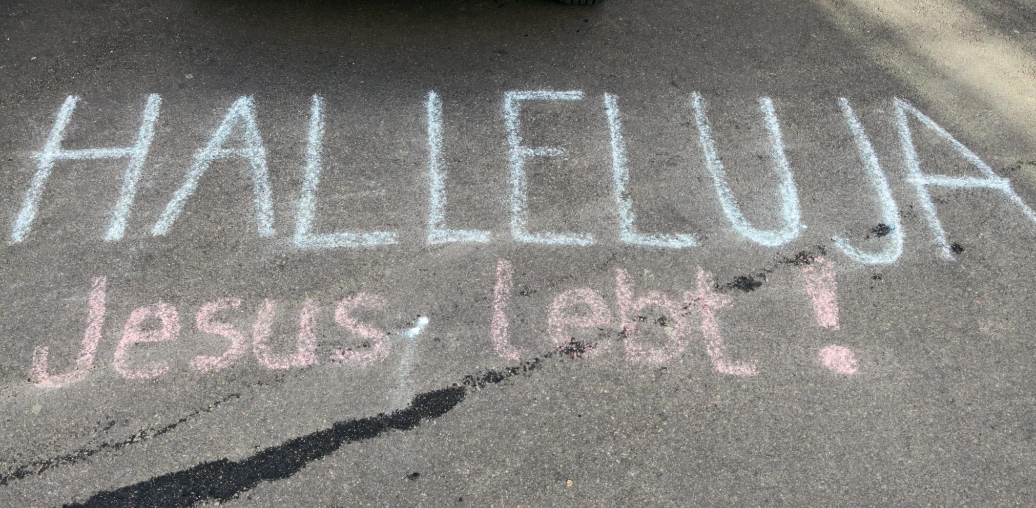 auf der Straße geschrieben 'Halleluja Jesus lebt!'