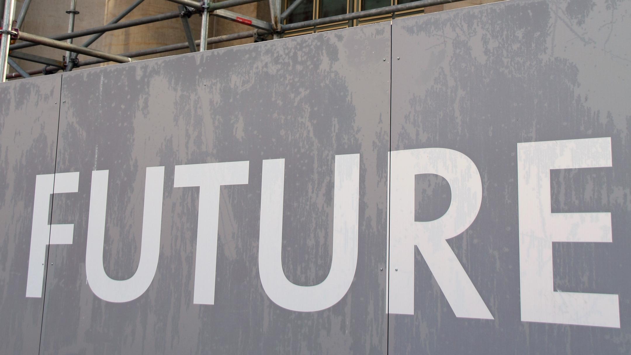 Ei Kirche mit Baugerüst und einer Aufschrift 'Futur'