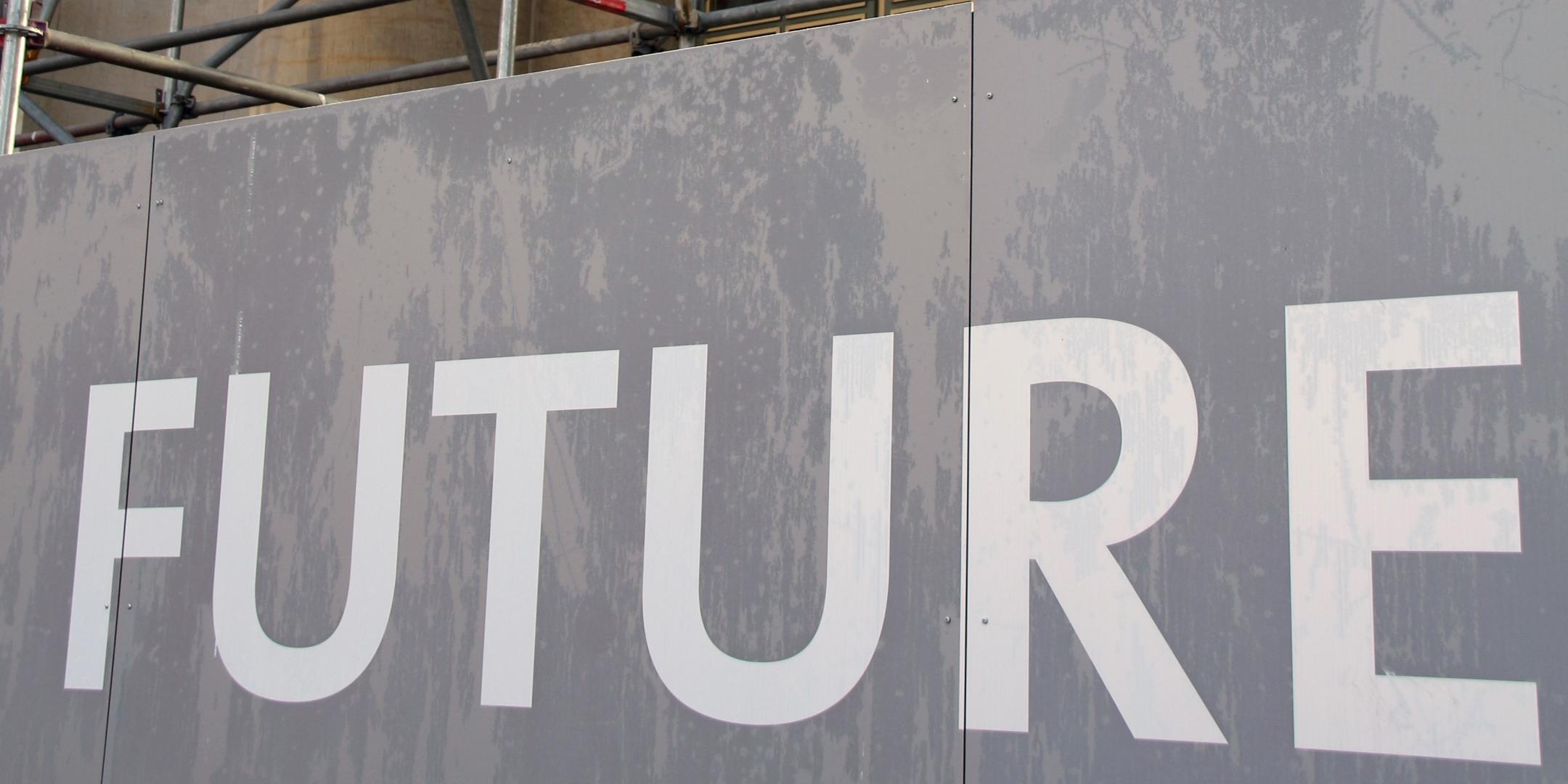 Ei Kirche mit Baugerüst und einer Aufschrift 'Futur'