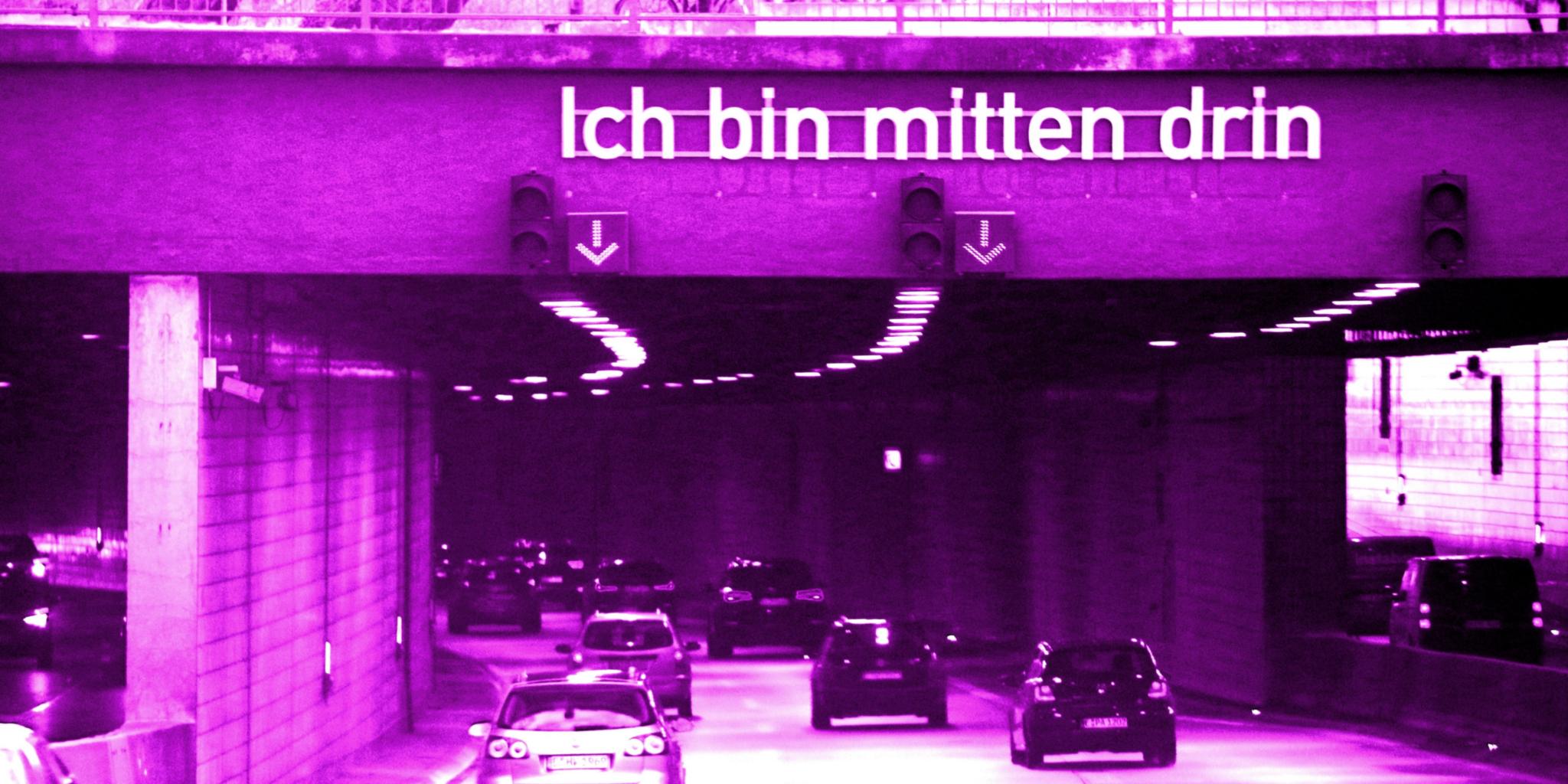 Eine Straßenunterführung mit Aufschrift Ich bin mitten drin