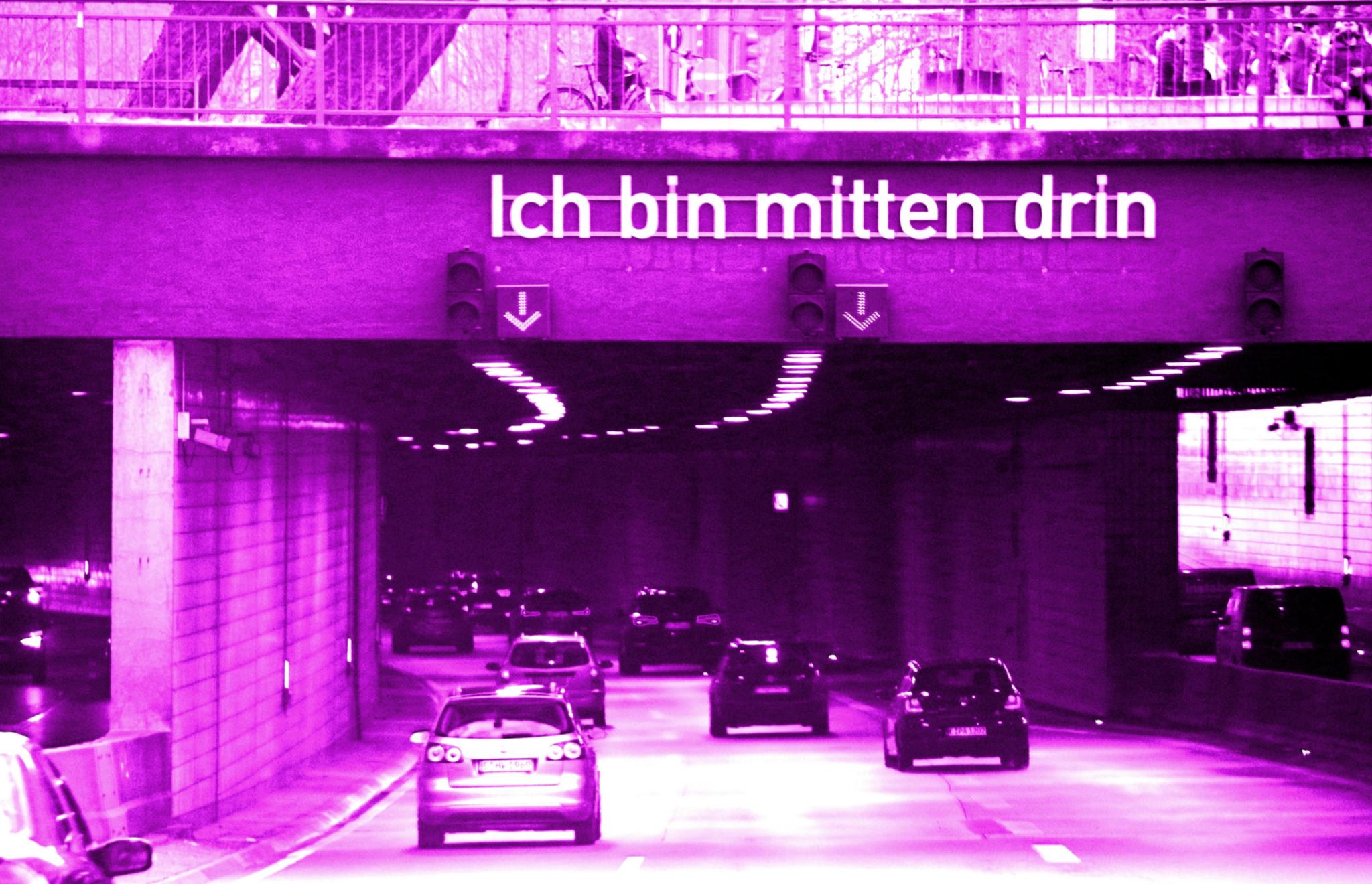 Eine Straßenunterführung mit Aufschrift Ich bin mitten drin