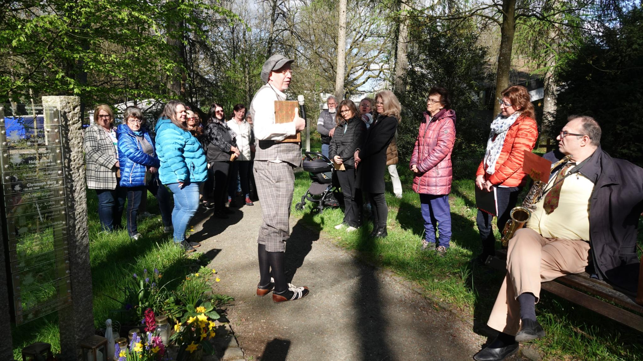 Veranstaltung auf einem Friedhof mit einer Gruppe von Menschen