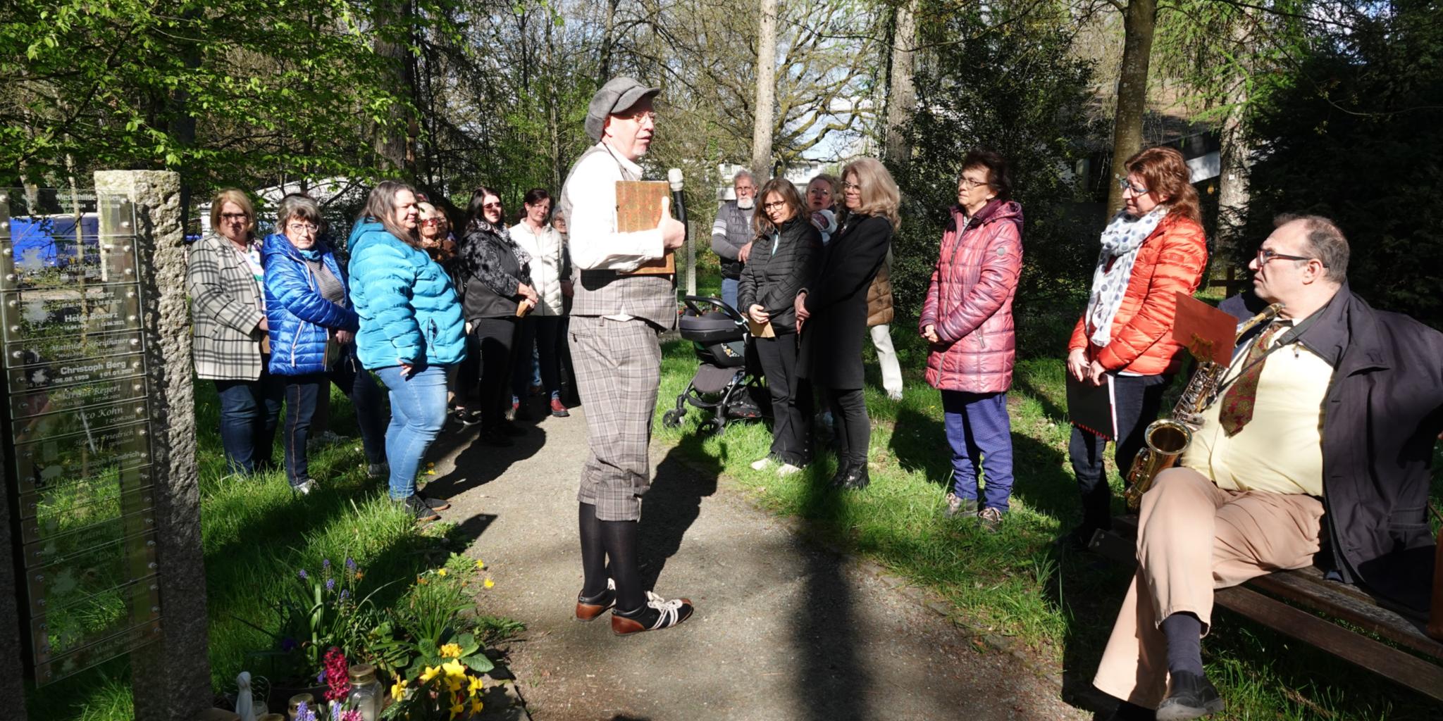 Veranstaltung auf einem Friedhof mit einer Gruppe von Menschen (c) Ute Keil Veranstaltung auf einem Friedhof mit einer Gruppe von Menschen