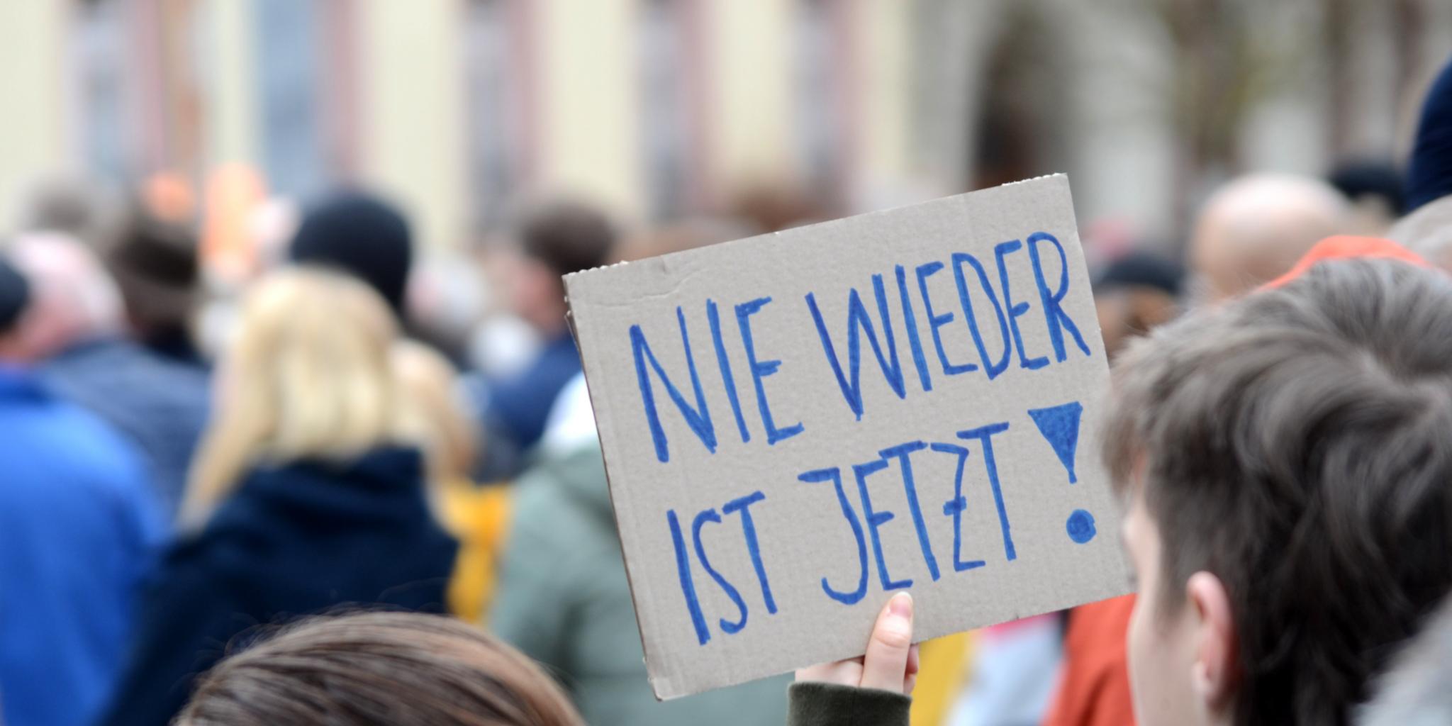 Plakat bei einer Demo mit der Aufschrift 'Nie wieder ist jetzt'