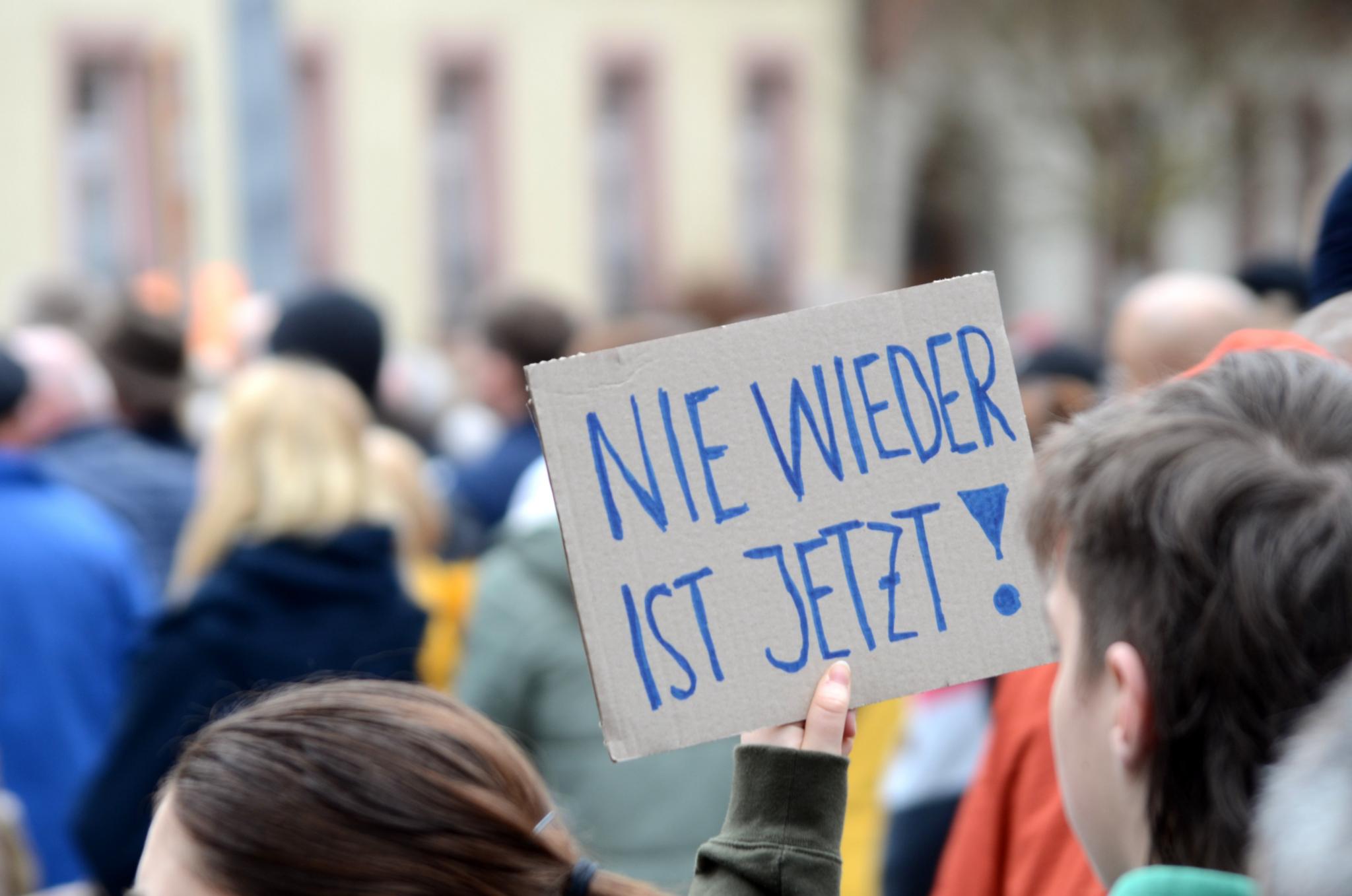 Plakat bei einer Demo mit der Aufschrift 'Nie wieder ist jetzt'