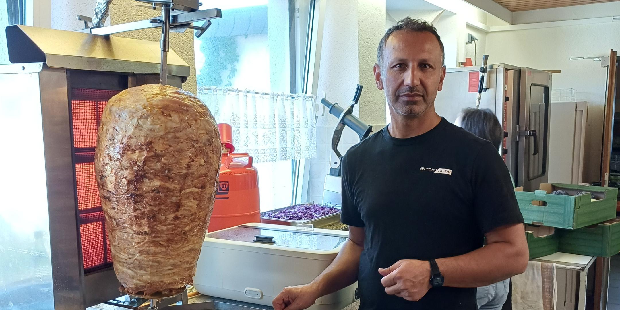 Ein Mann vor einem Döner