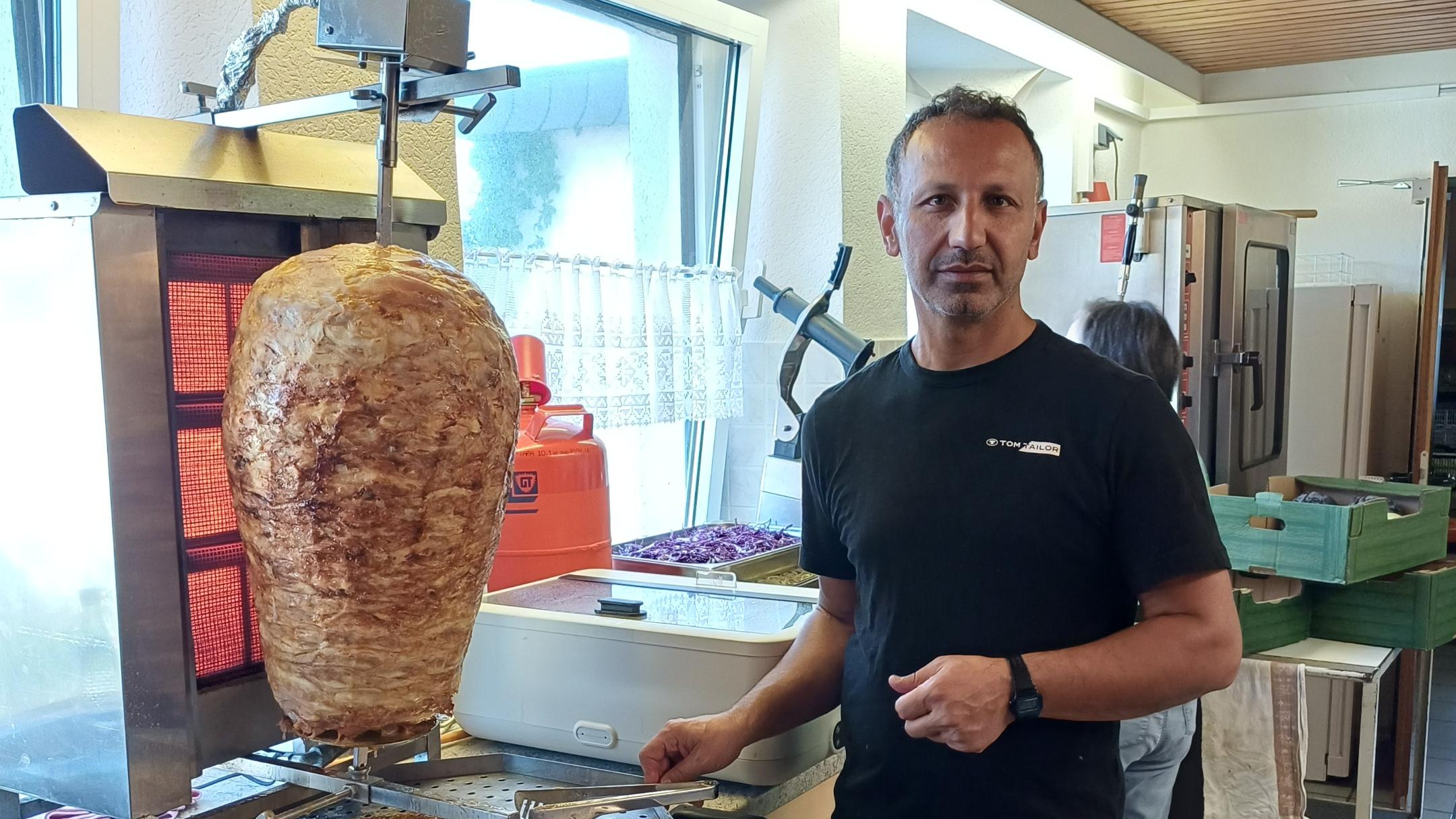 Ein Mann vor einem Döner