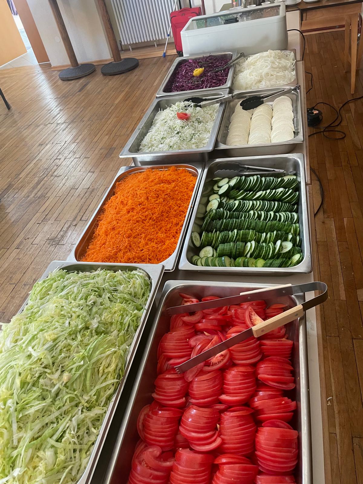 Ein Buffet mit verschiedenen Gemüse zum Döner - Buffet