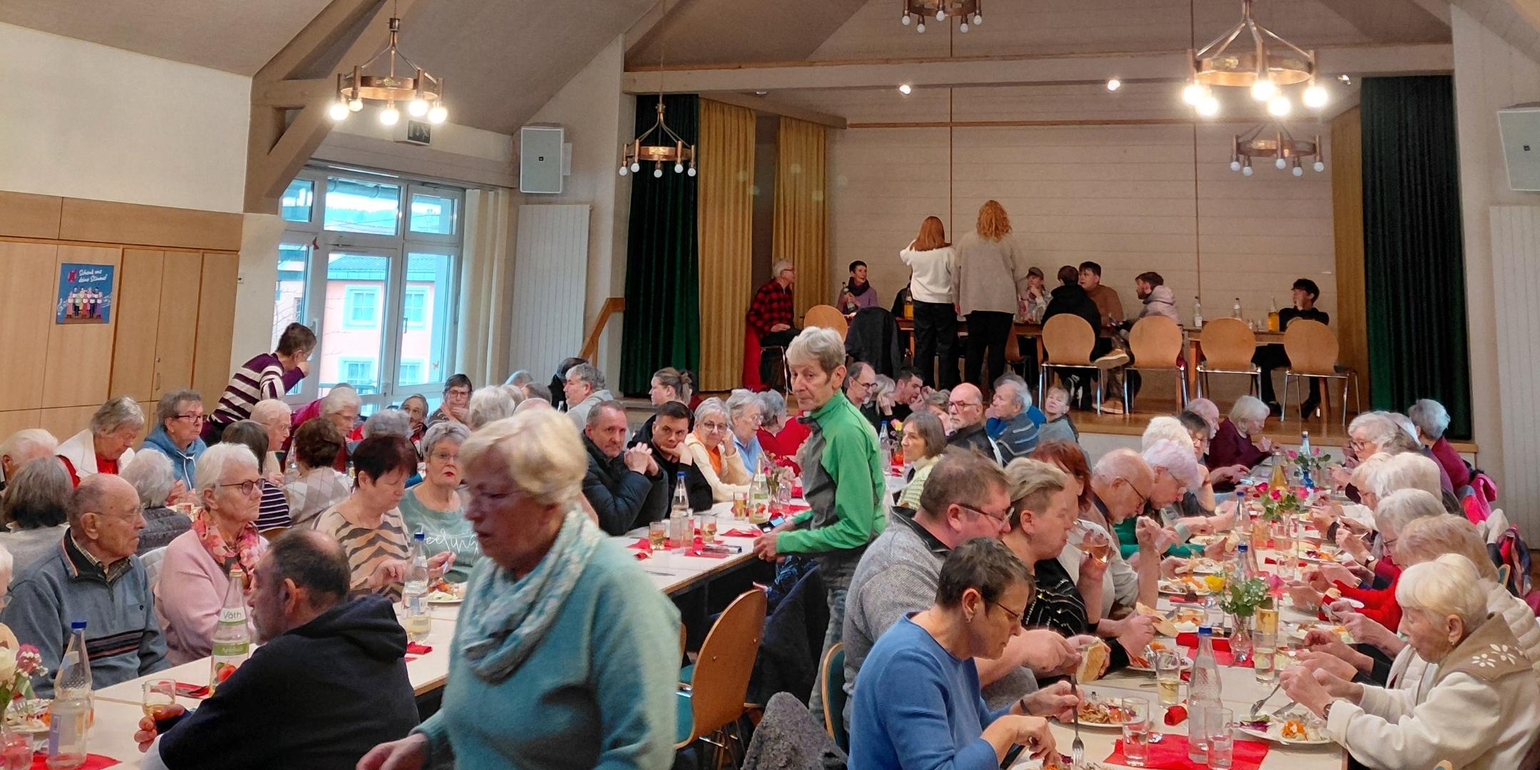 Raum mit Menschen die gemeinsamen essen