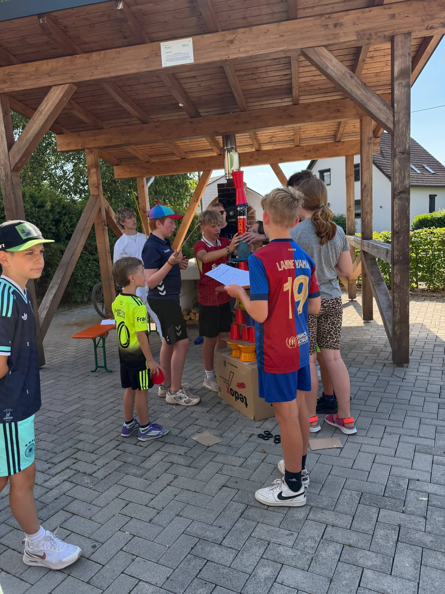 Kinder und Jugendliche sitzen um einen Tisch