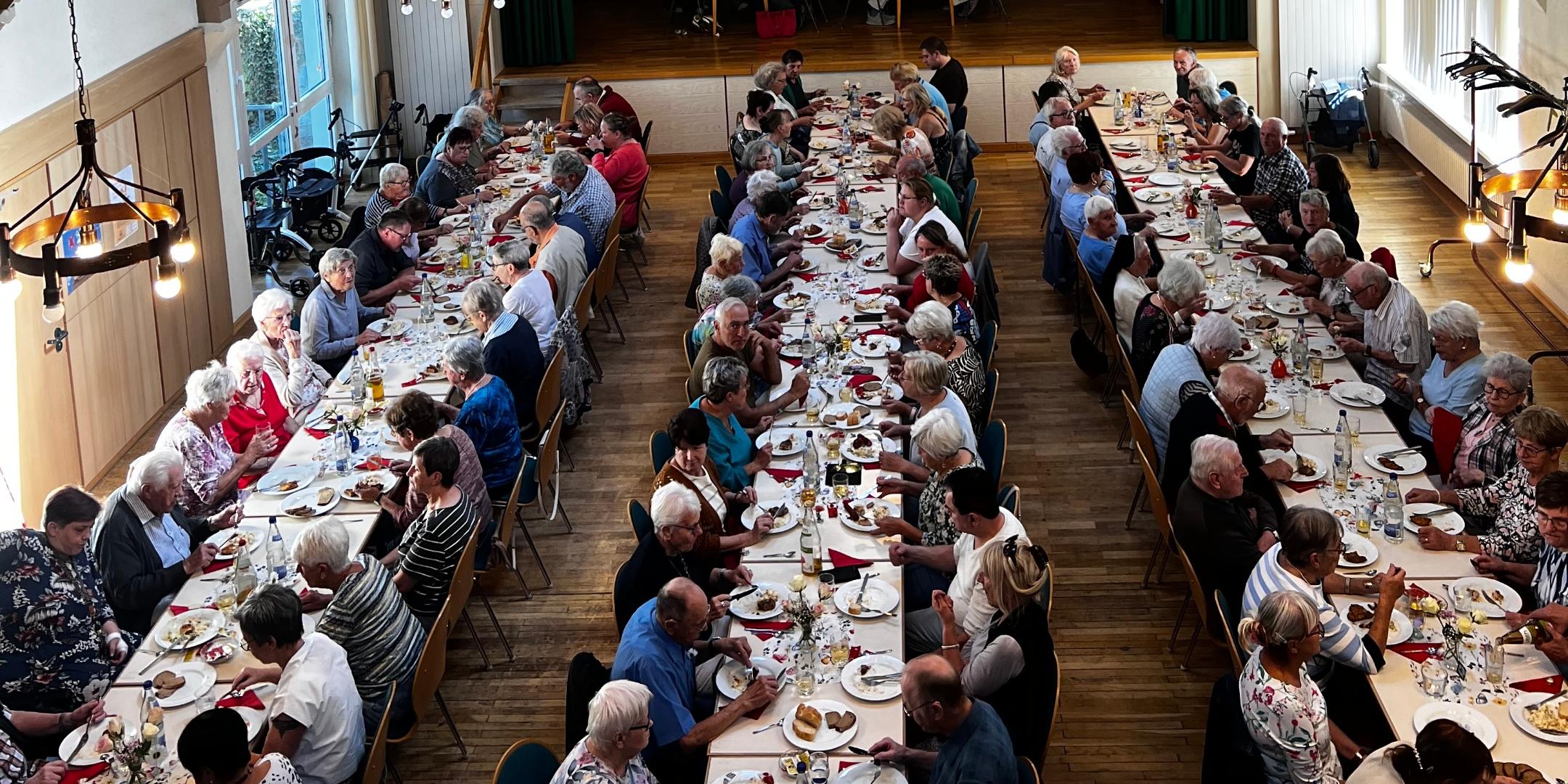 Wieder volles Haus bei der Freitagsküche (c) Anne Schommer Das Pfarrheim Wadern ist voll mit Gästen zur Freitagsküche
