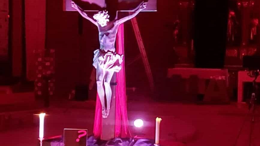 Kreuzanbeten in der Jugendkirche Mia