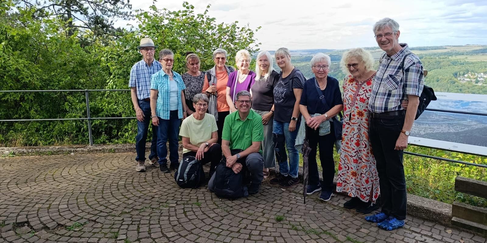 Zusammen an der Löschemer Kapelle (c) Ute Keil Ein Gruppenbild vor dem Ausblick auf die Saar