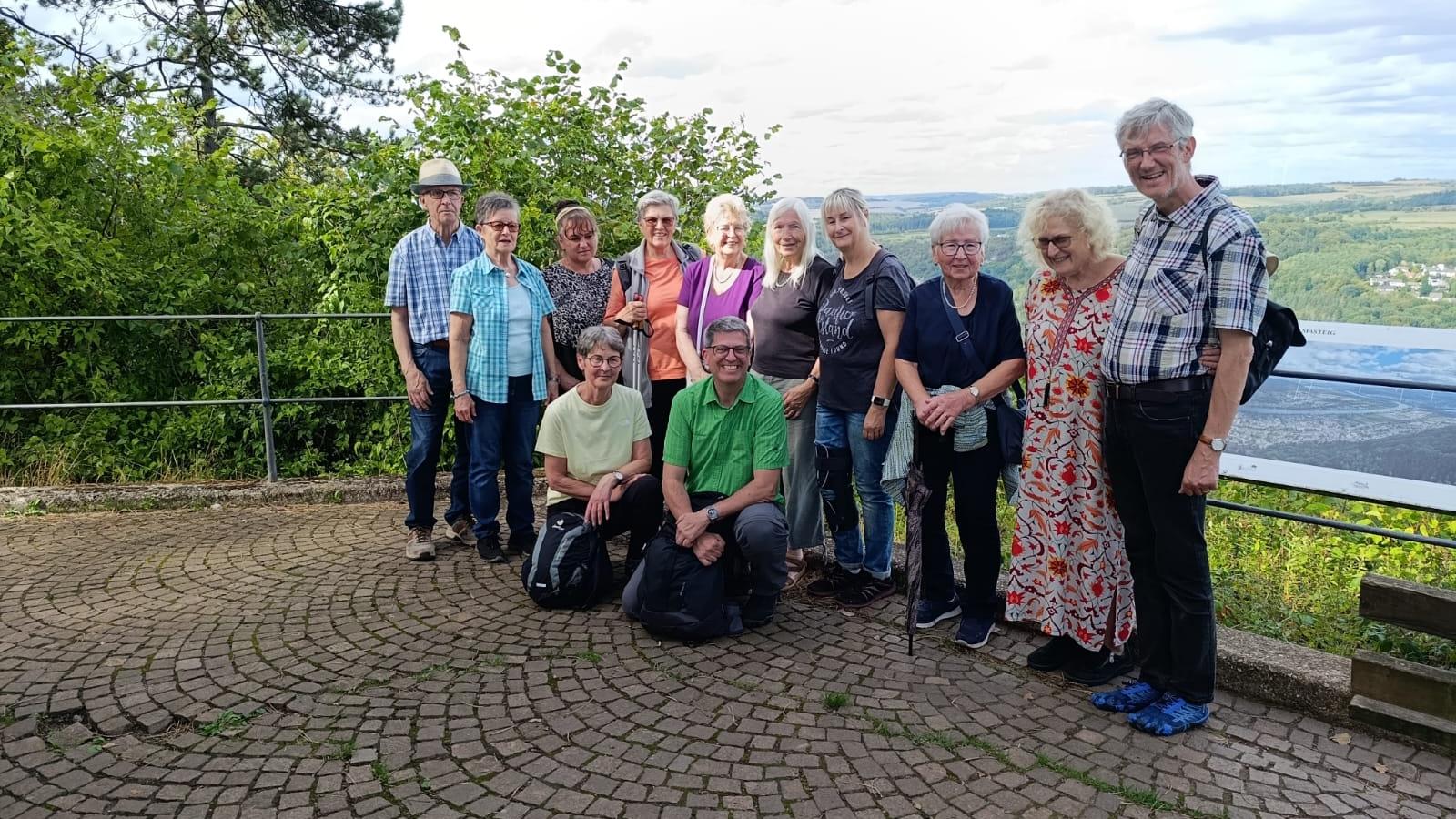 Ein Gruppenbild vor dem Ausblick auf die Saar