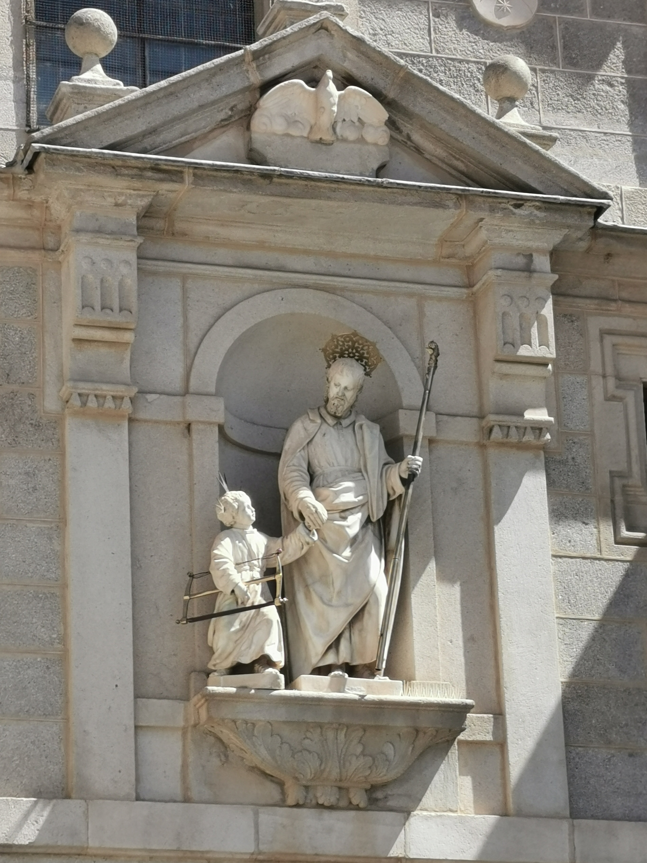 Eine Skulptur stellt den Heiligen Josef mit Jesus an der Hand darstellt. Beide haben Gerate der Tischler in der Hand.