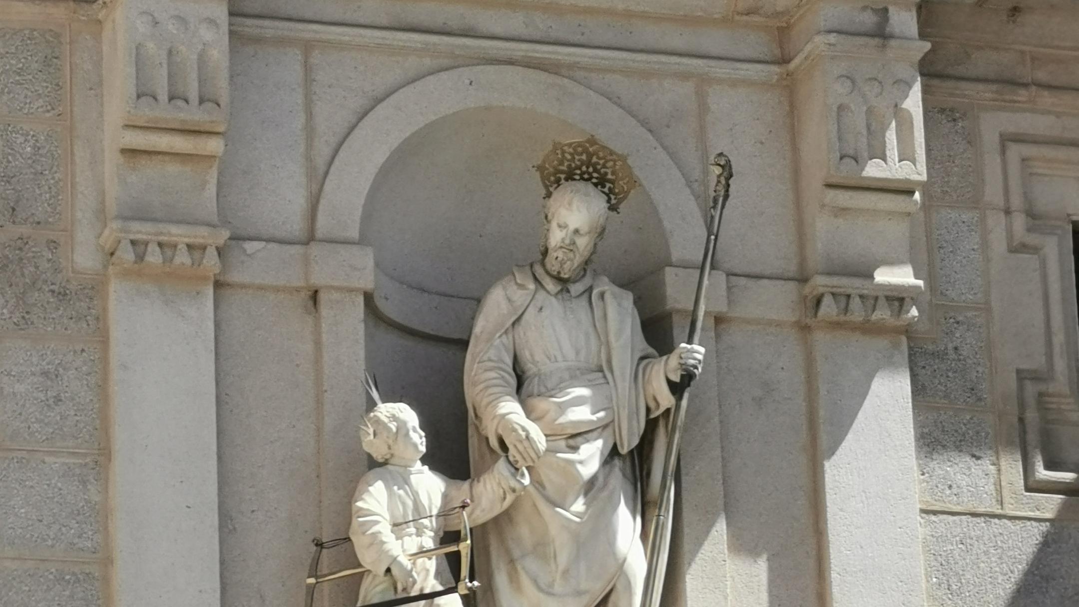 Eine Skulptur stellt den Heiligen Josef mit Jesus an der Hand darstellt. Beide haben Gerate der Tischler in der Hand.