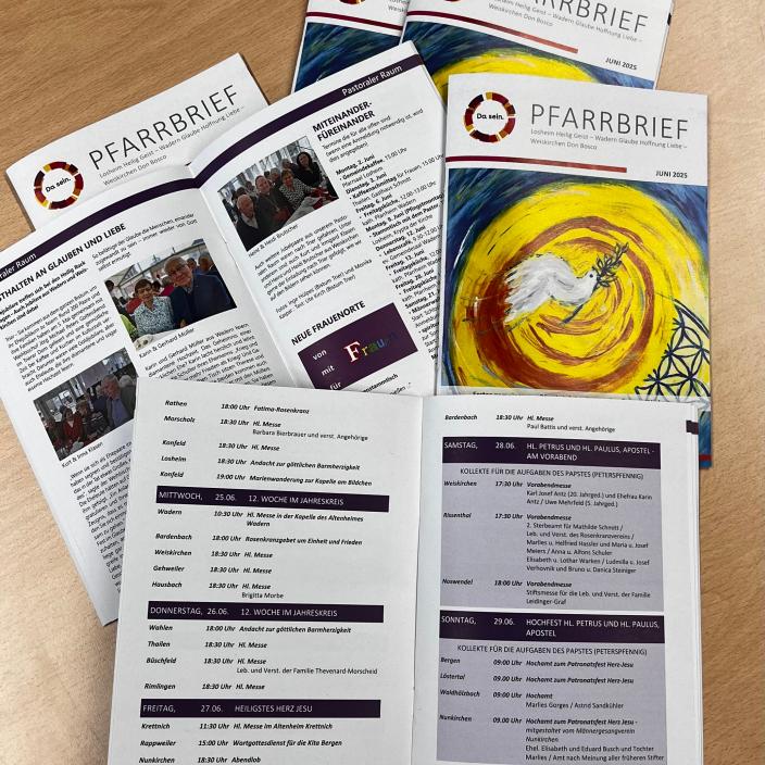 Verschiedene Exemplare der Juni Ausgabe des gemeinsames Pfarrbriefes im Pastoralen Raum Wadern