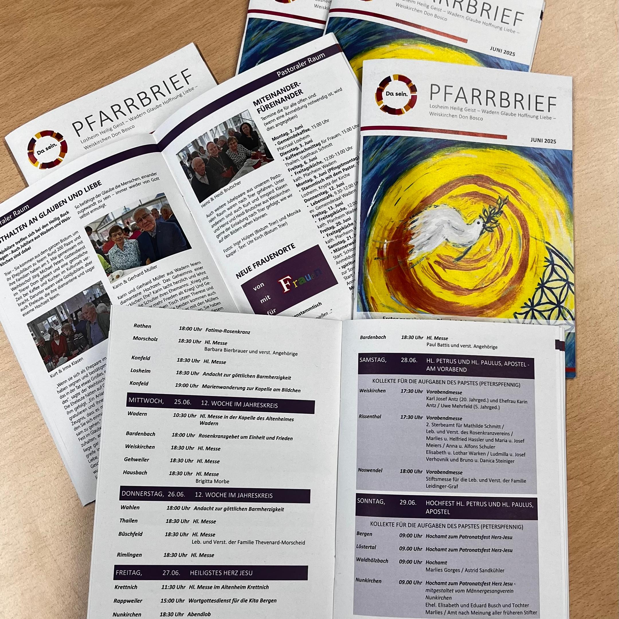 Verschiedene Exemplare der Juni Ausgabe des gemeinsames Pfarrbriefes im Pastoralen Raum Wadern