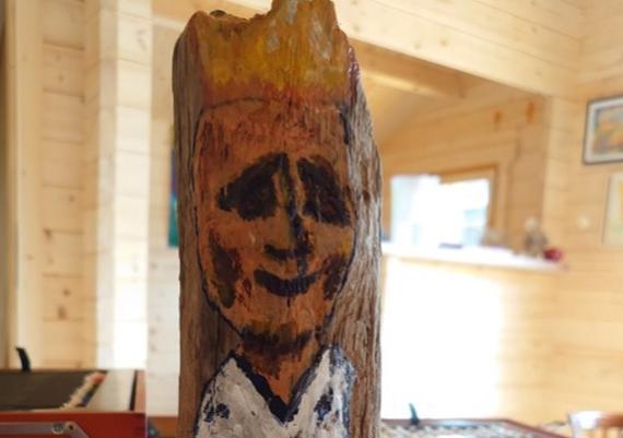 Ein selbst gestalteter König aus Holz