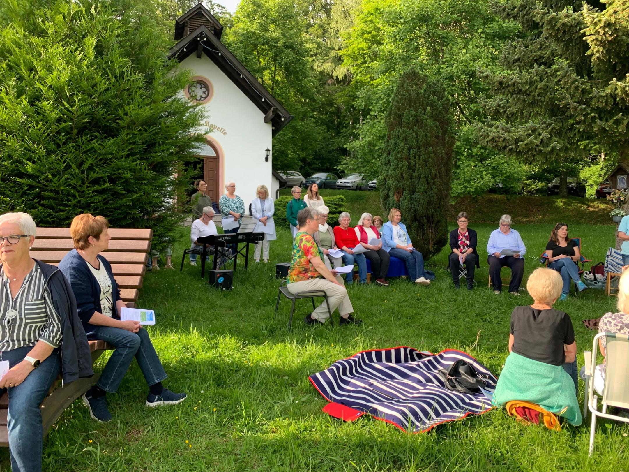 Frauen treffen sich an einer Kapelle im Grünen (c) C.Thewes Frauen treffen sich an einer Kapelle im Grünen