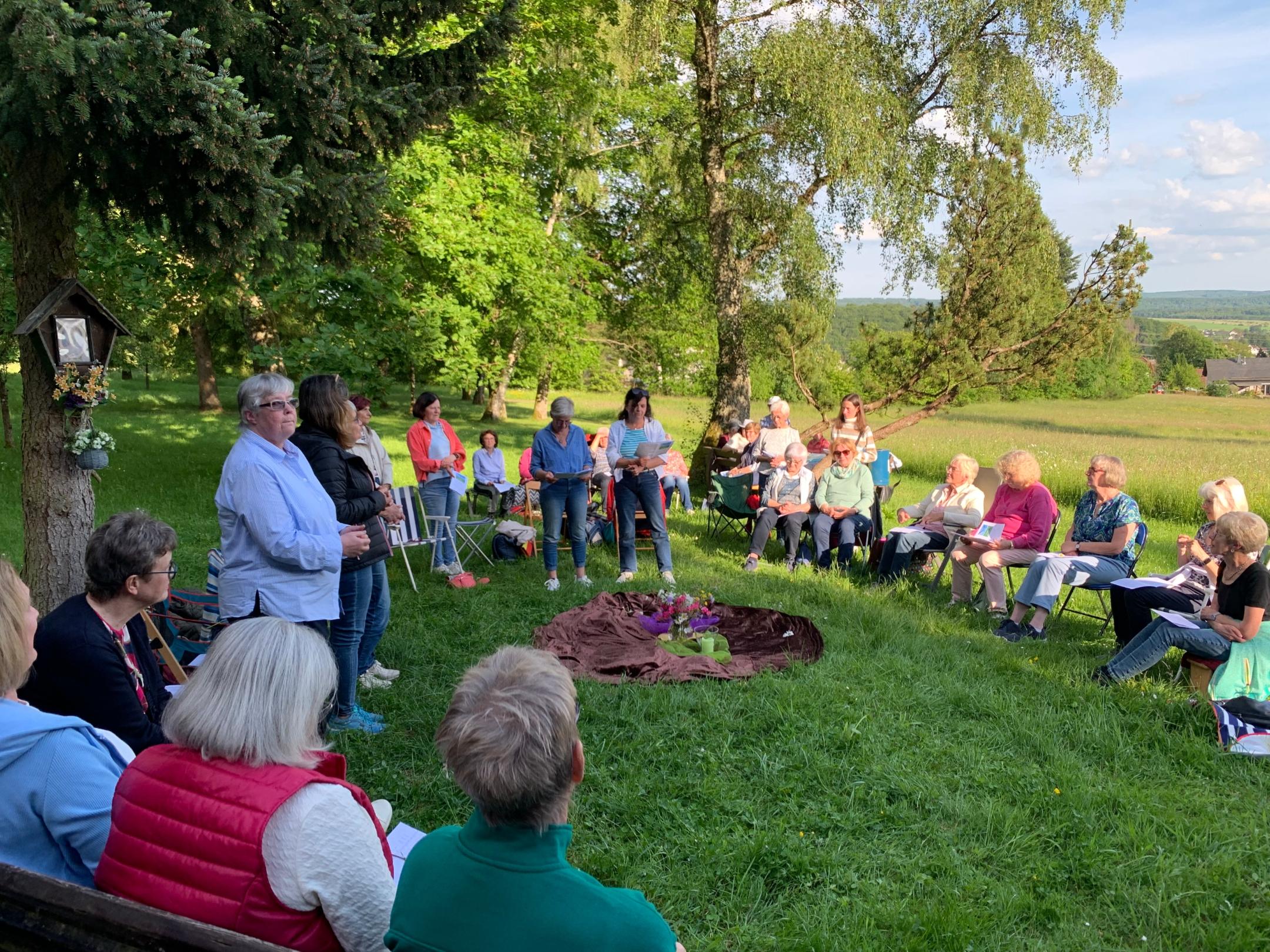 Frauen beten zusammen in der Natur (c) C.Thewes Frauen beten zusammen in der Natur