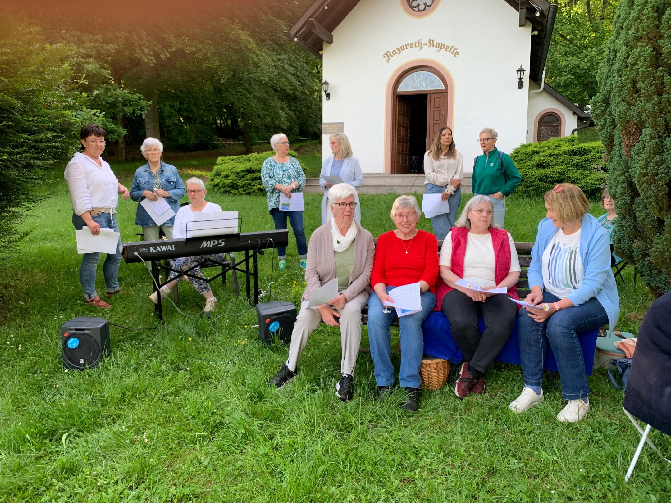 Frauen singen zusammen in der Natur (c) C.Thewes Frauen singen zusammen in der Natur