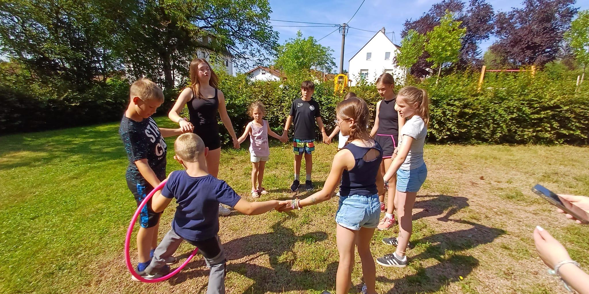 Kinder spielen im Kreis (c) Tanja Buchheit-Thewes Kinder spielen im Kreis