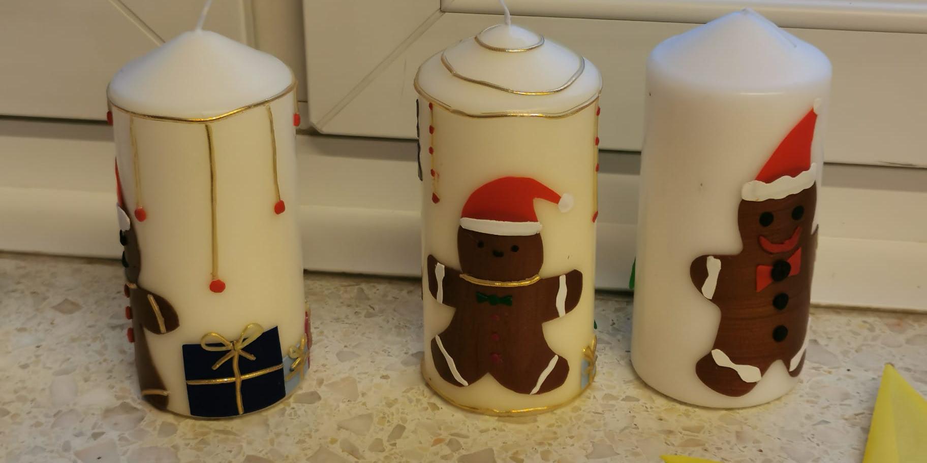 drei gebastelte Kerzen stehen auf dem Fensterbrett