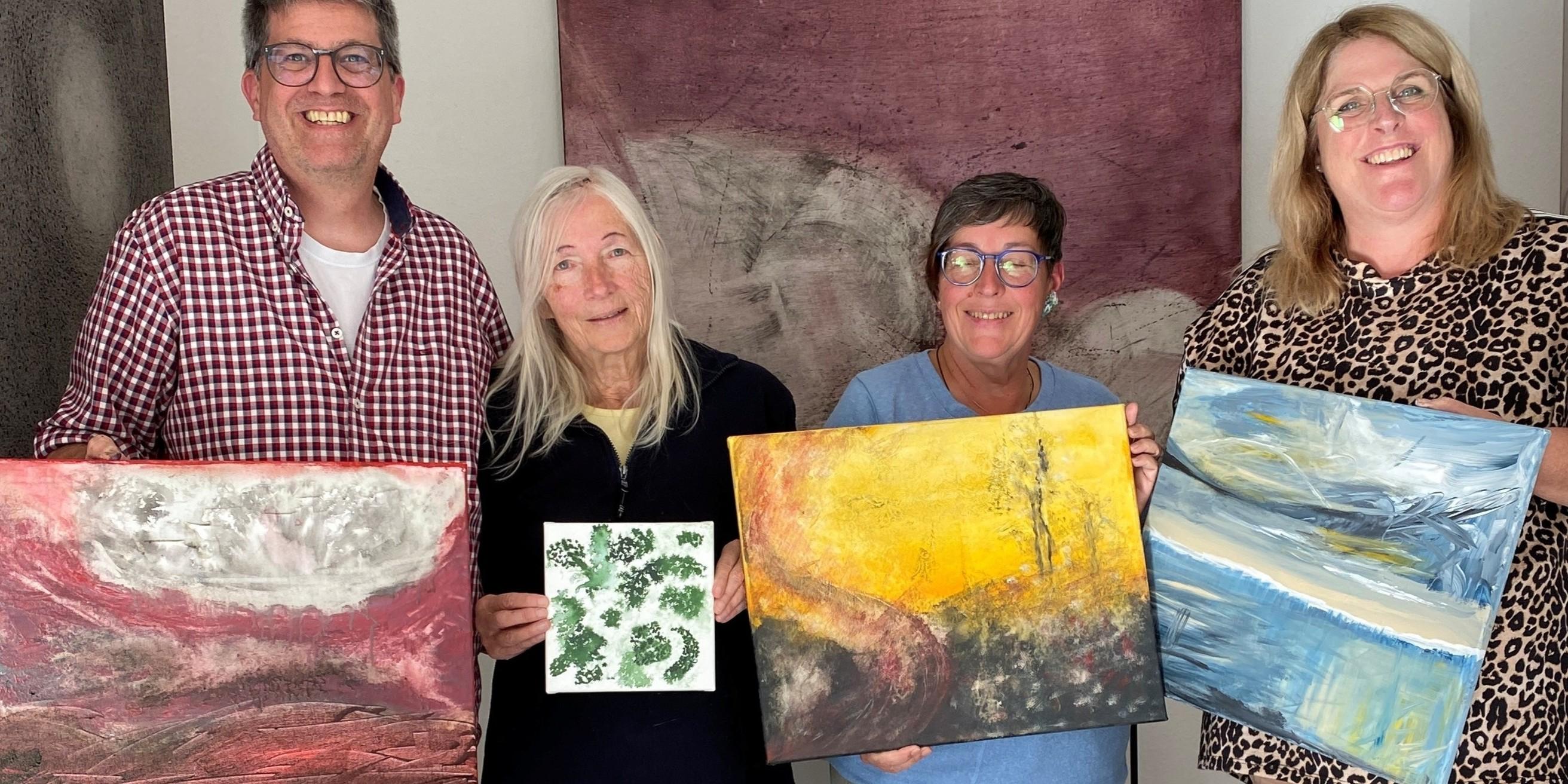Hier zeigt das Team seine Kunstwerke (Von Rechts: Rainer Stuhlträger, Ute Keil. Karin Jacobs, Tanja Buchheit-Thewes) (c) Rainer Stuhlträger Vier Menschen präsentieren ihre Kunstwerke
