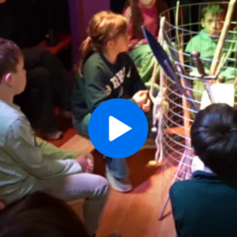 Kinder sitzen zusammen im Ostergarten Wadrill darüber ARD Mediakthel´k