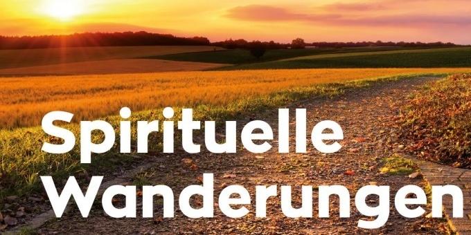 Eine Landschaft im Sonnenuntergang mit der Aufschrift 'Spirituelle Wanderung'