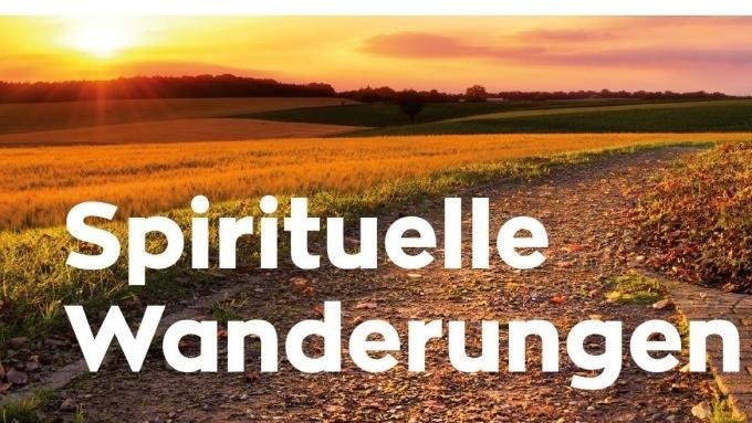 Eine Landschaft im Sonnenuntergang mit der Aufschrift 'Spirituelle Wanderung'