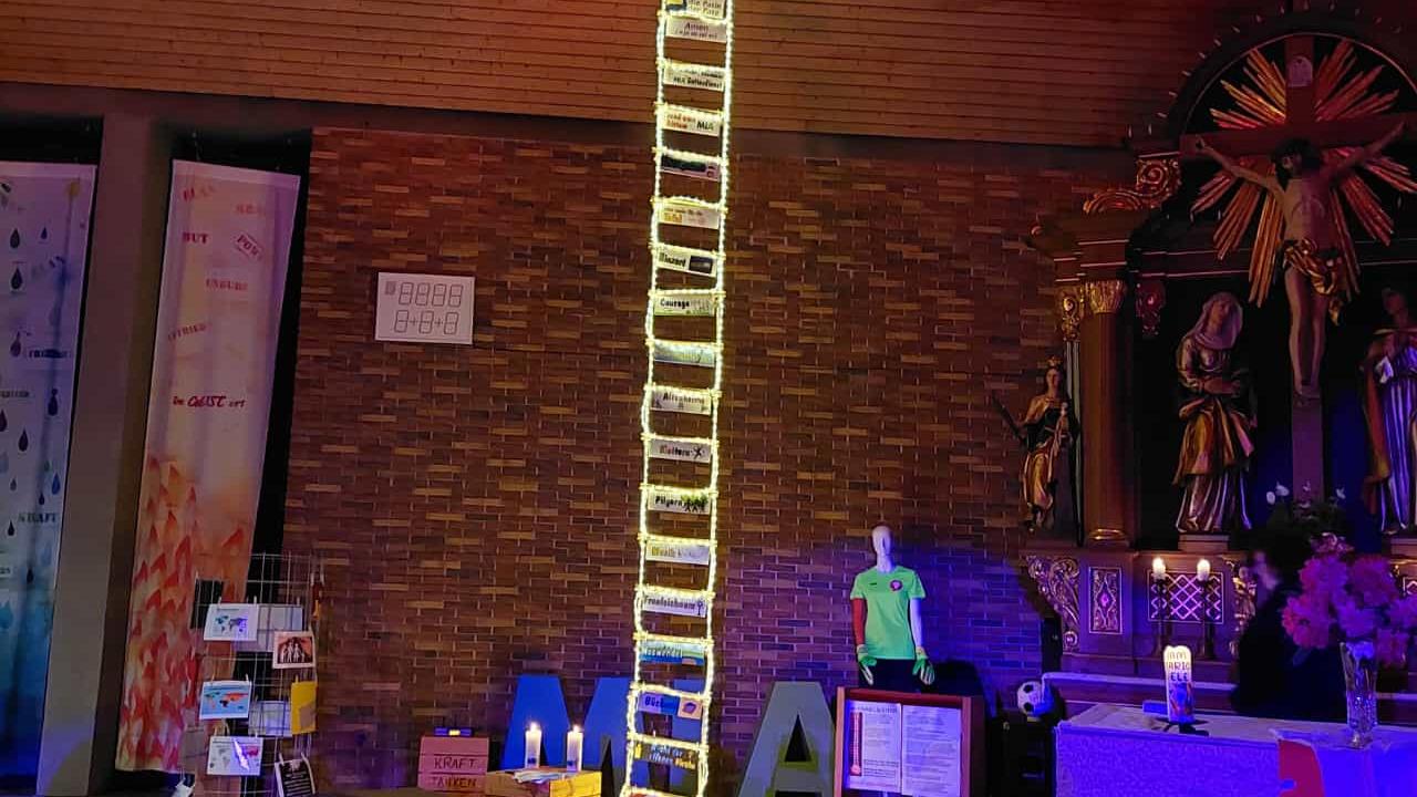 In der Jugendkirche Mia ist eine Leiter bis zur Decke gespannt