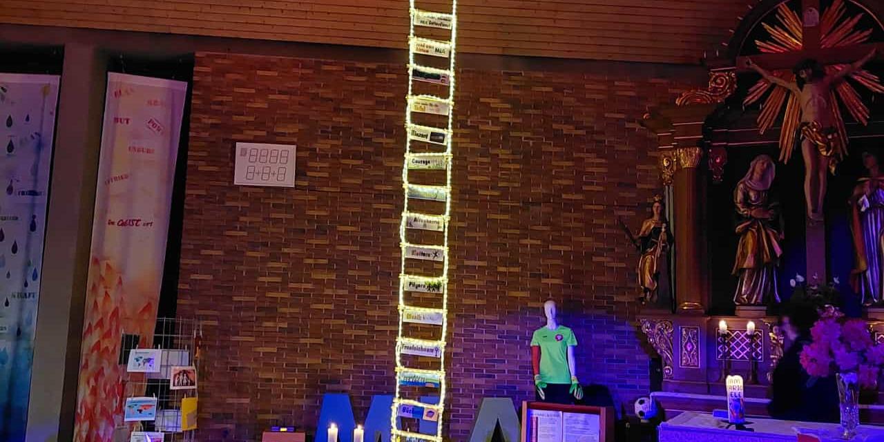 In der Jugendkirche Mia ist eine Leiter bis zur Decke gespannt