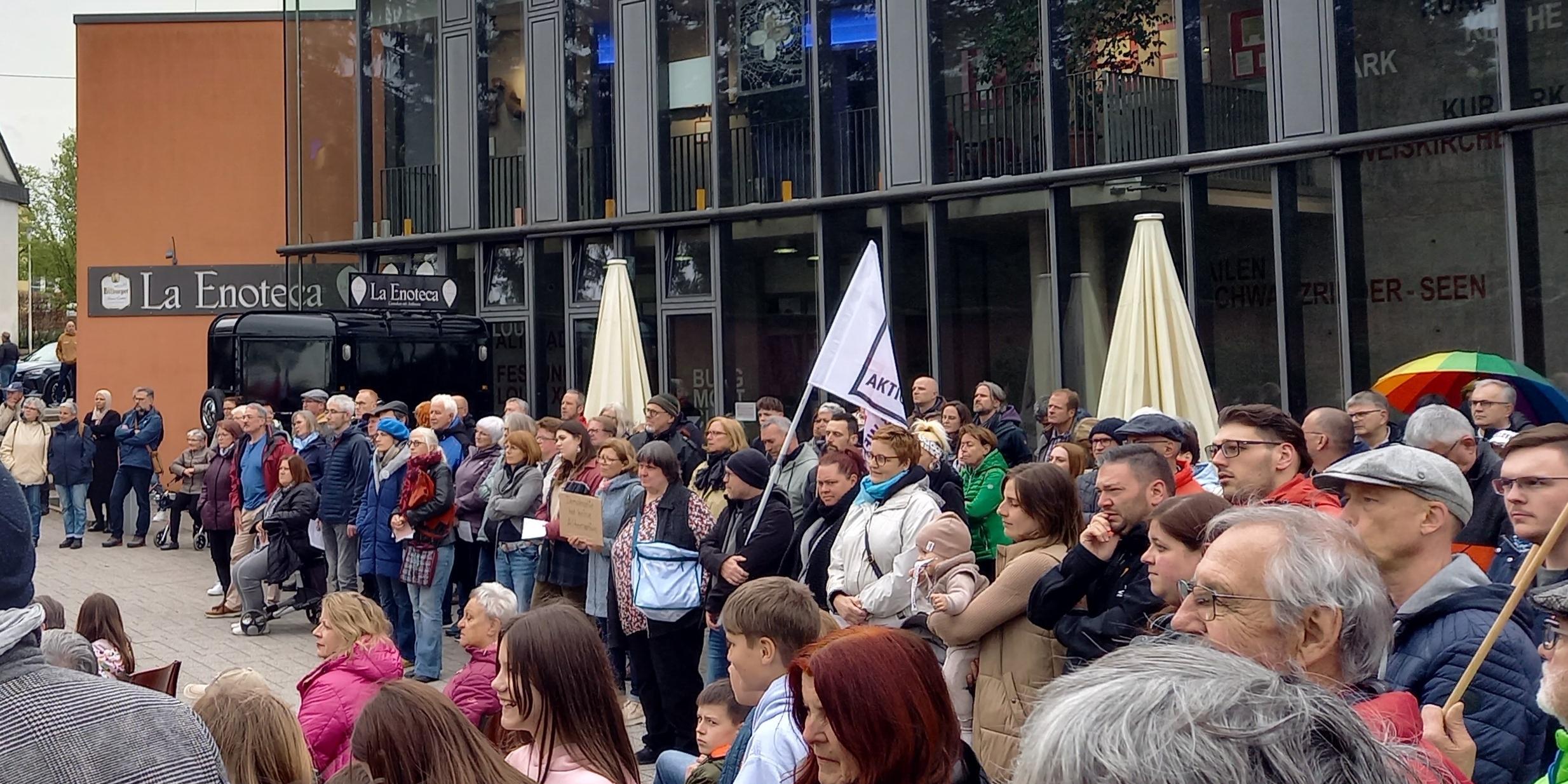 Menschenmenge auf dem Weiskircher Kirchplatz zur Demo 'Der Hochwald bleibt bunt'