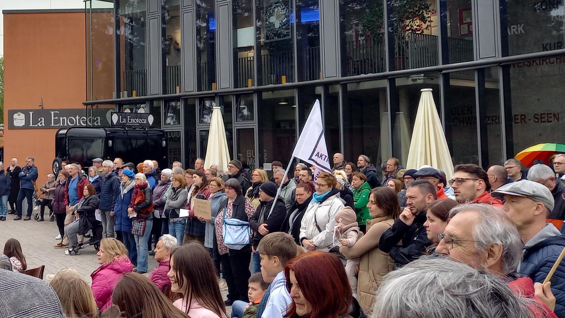 Menschenmenge auf dem Weiskircher Kirchplatz zur Demo 'Der Hochwald bleibt bunt'