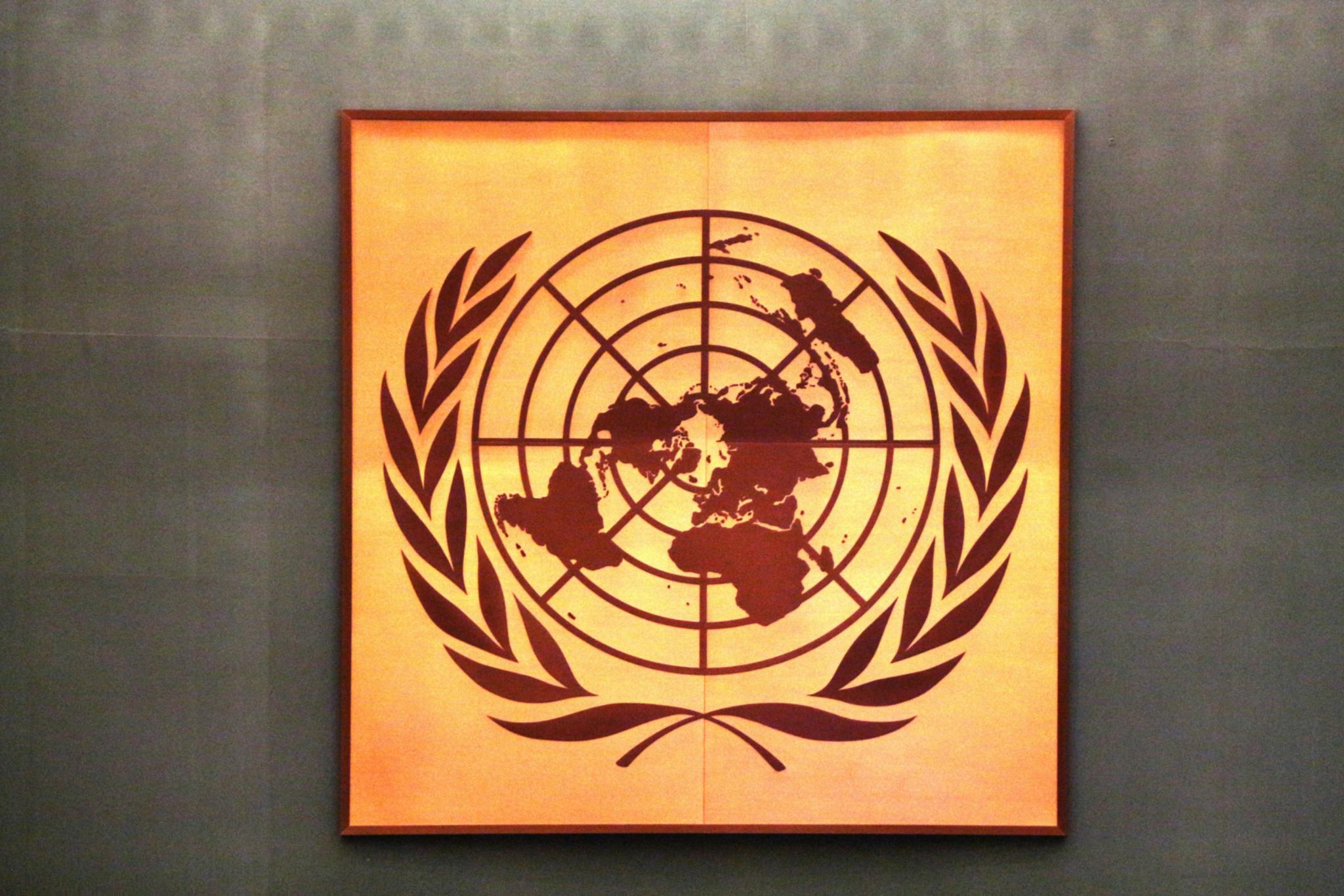 Auf Gold das Emblem der Vereinten Nationen