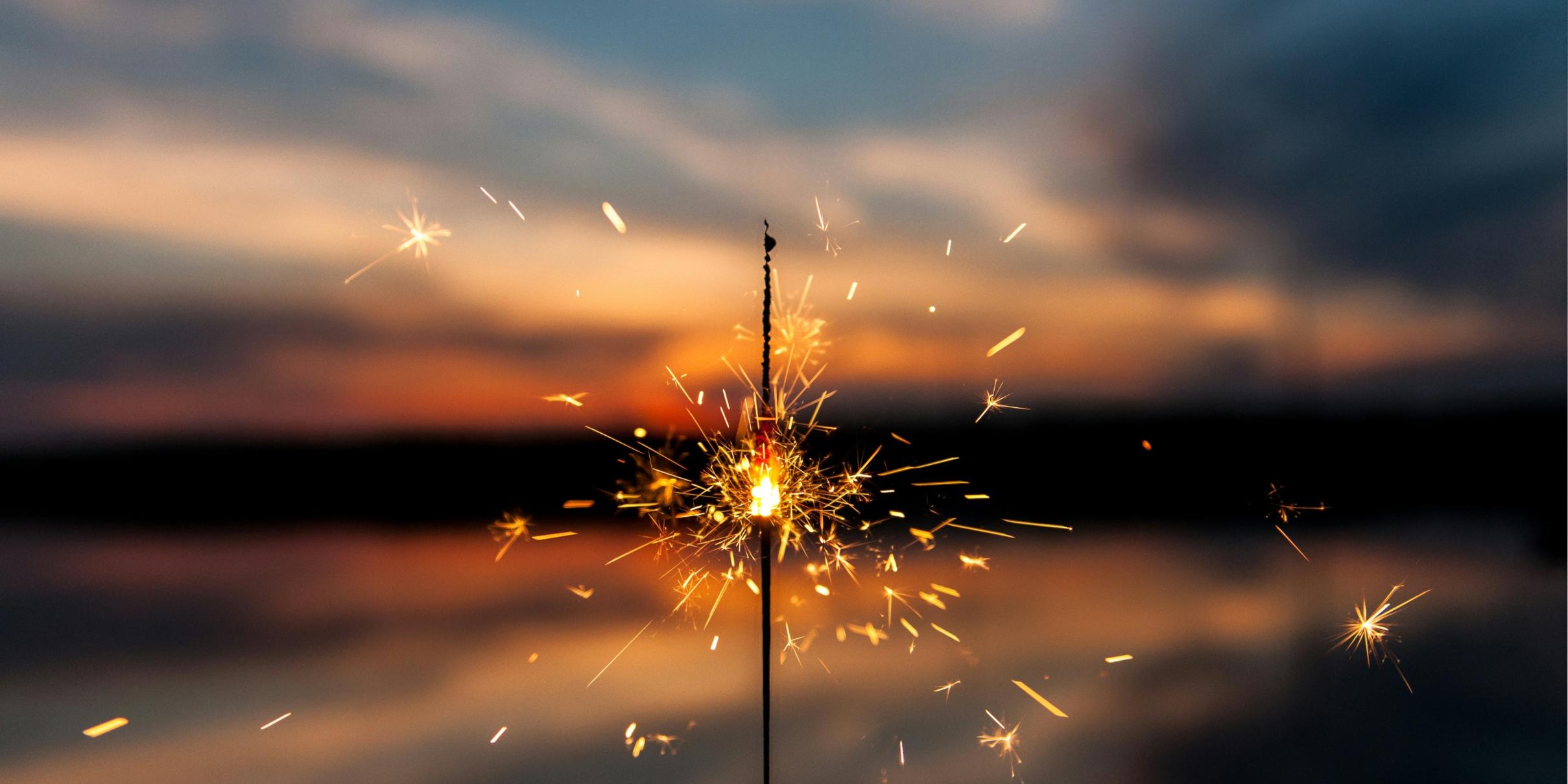 Eine Wunderkerze versprüht Funken