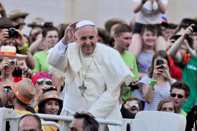 Papst Franziskus segnet Jugendliche