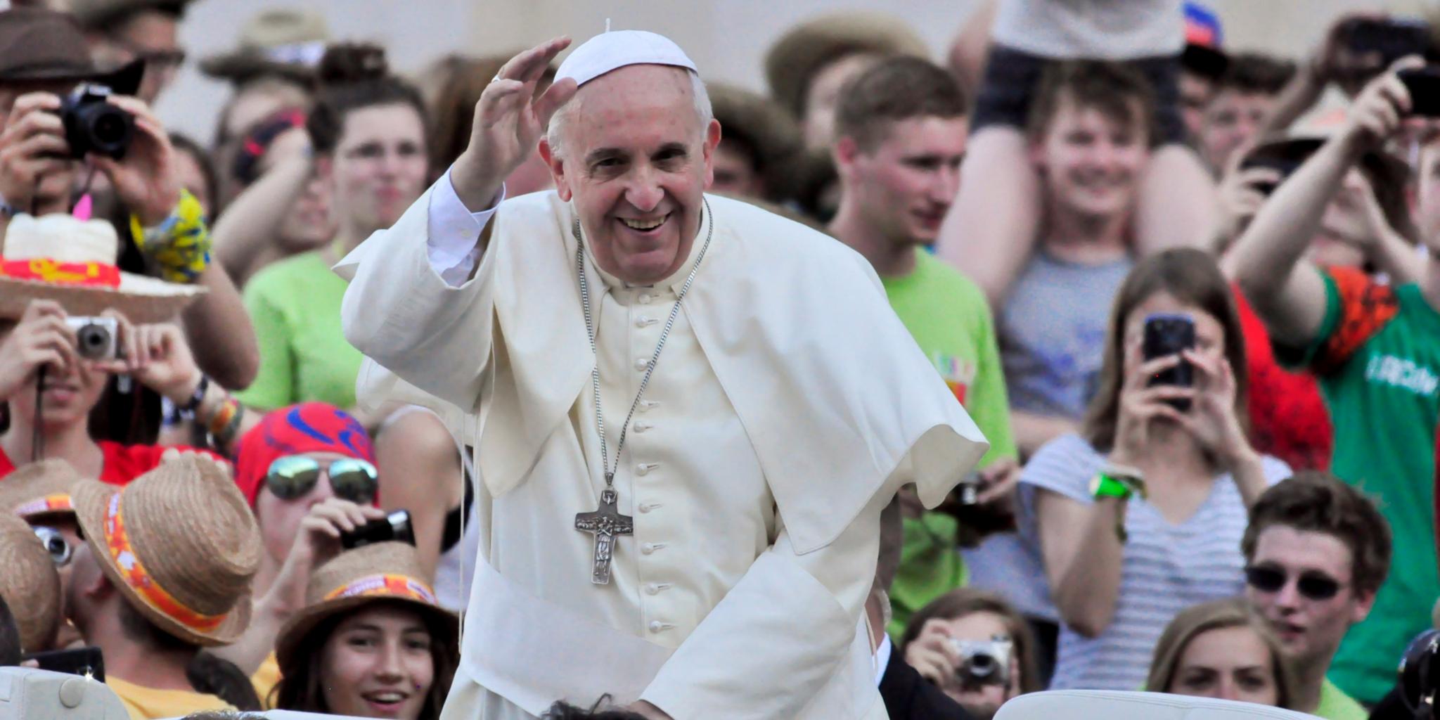 Papst Franziskus segnet Jugendliche