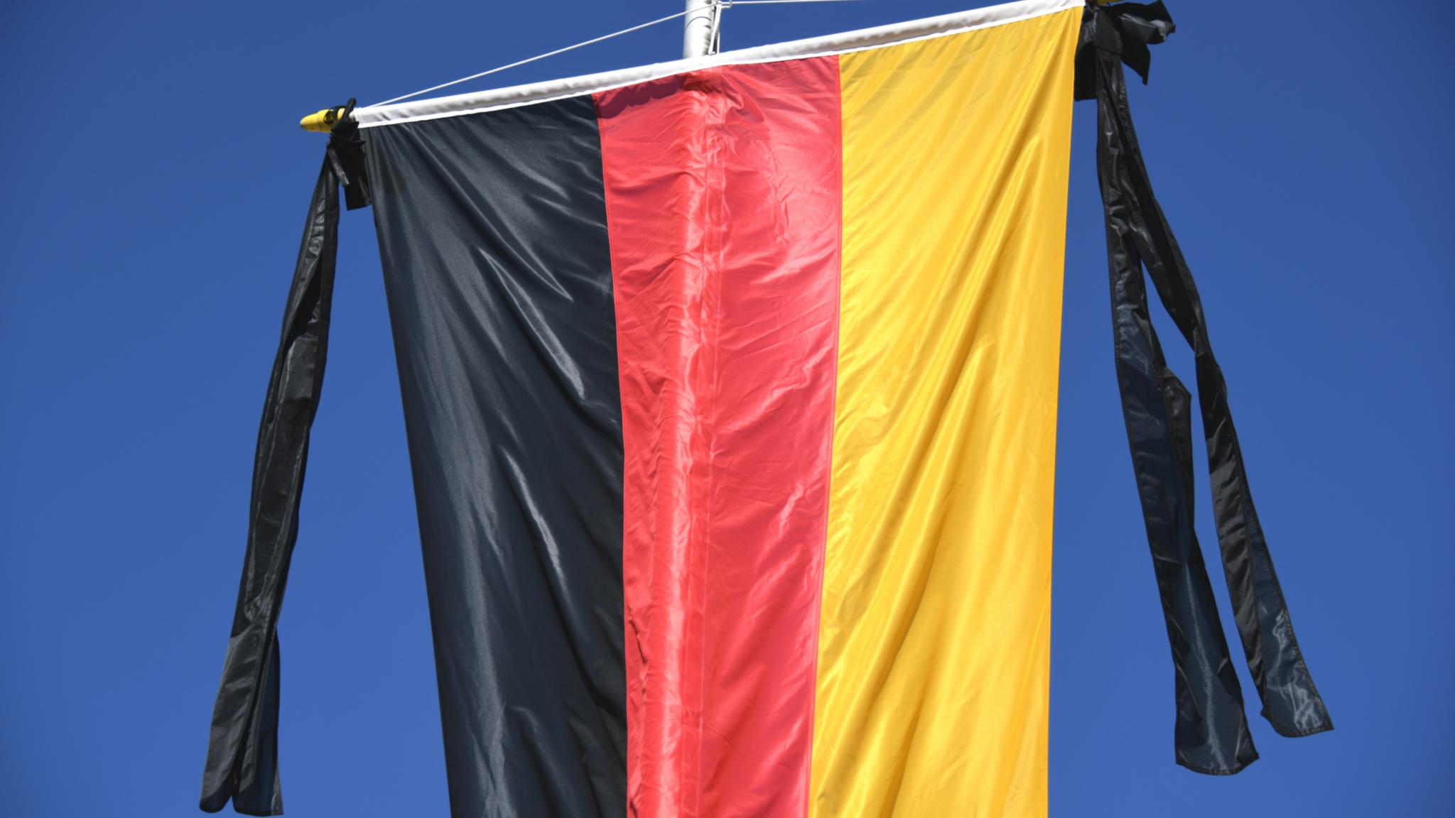 Deutschland Fahne mit Trauerflor