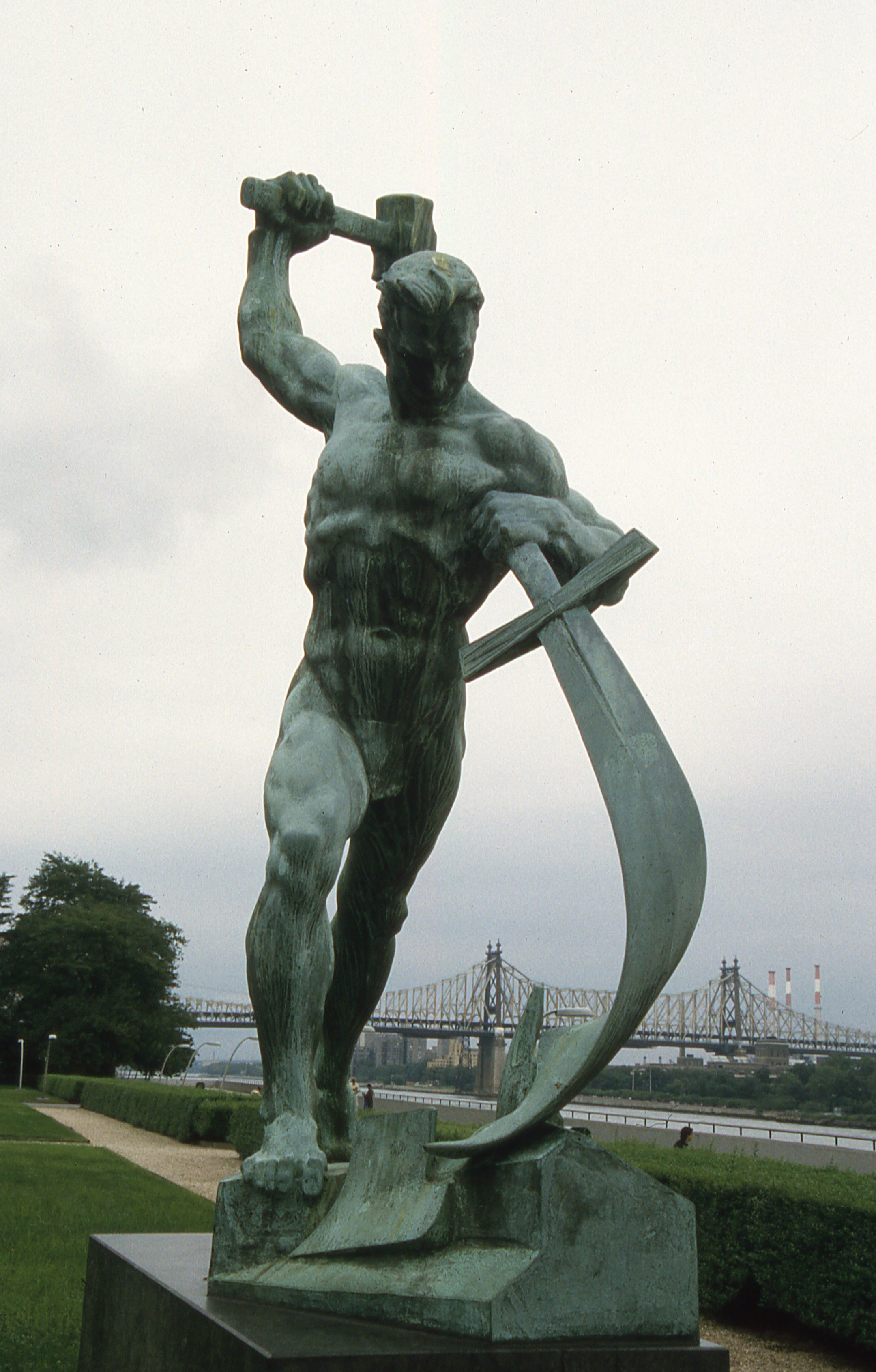 friedenssymbol-schwerter-zu-pflugscharen-vor-un_8-2000_by_Johann_Buck_pfarrbriefservice Das Denkmal vor den Vereinten Nationen beschreibt einen Mann der aus Schwertern Pflüge schmiedet
