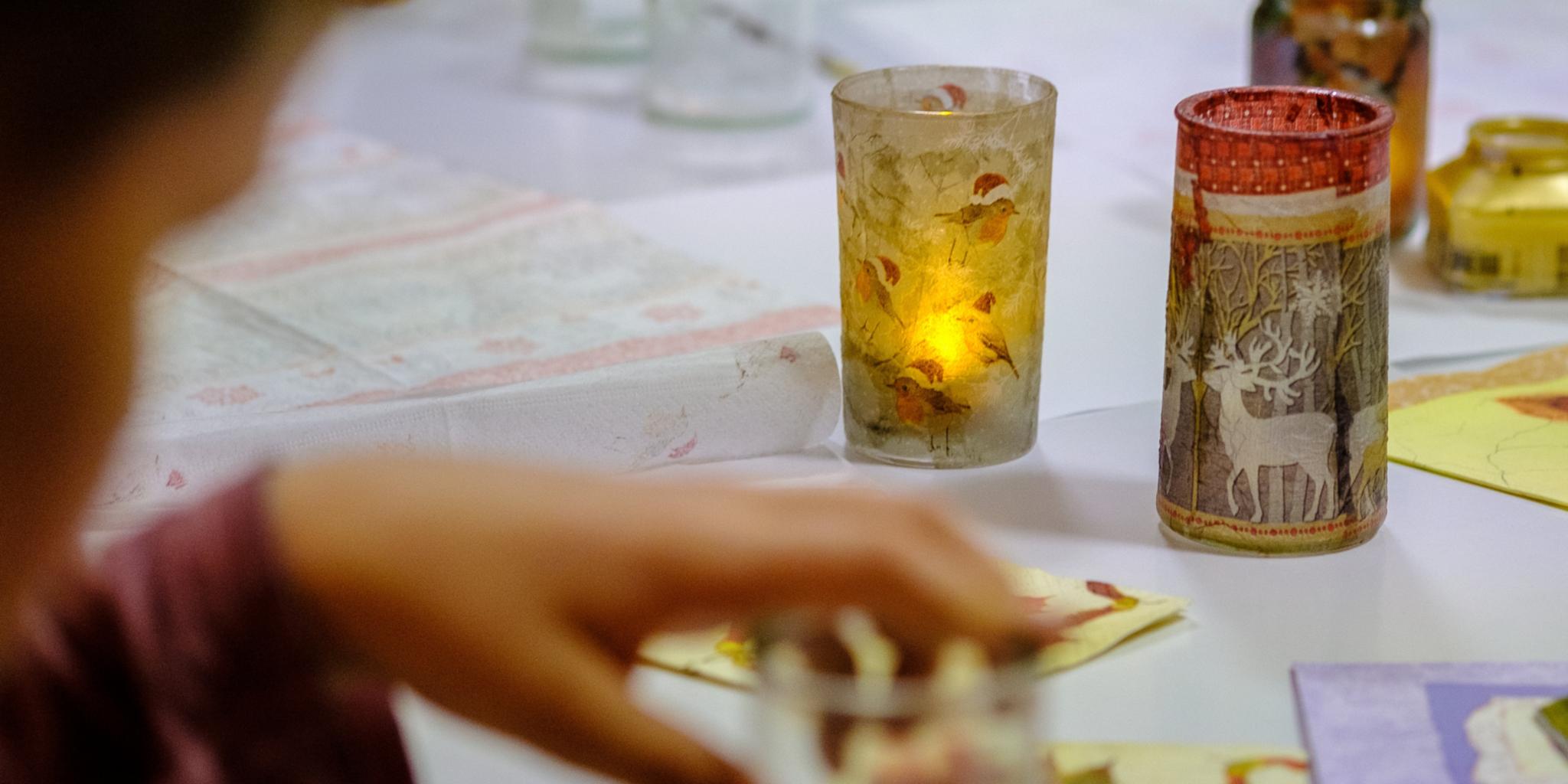 Ein Kind malt eine Tischleuchte an