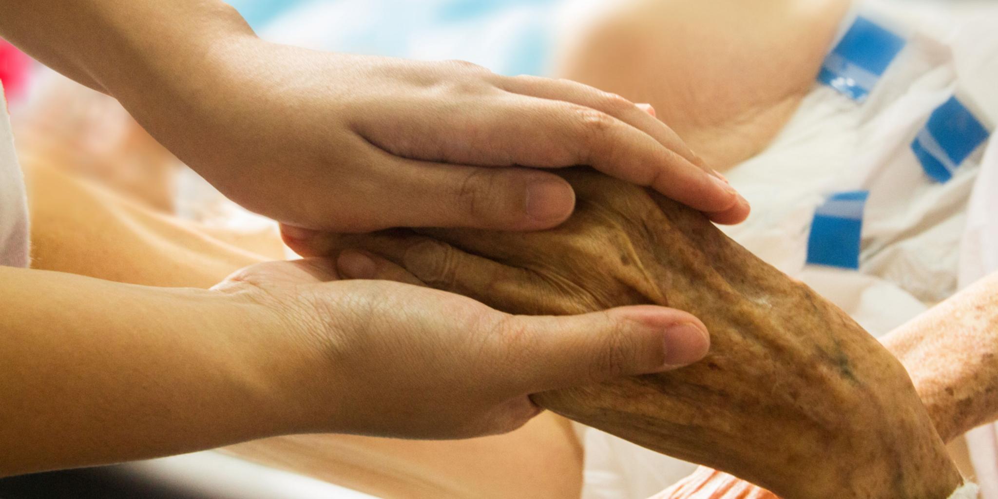 Eine ältere Hand wird von einer jüngeren gehalten (c) pixabay by Pfarrbriefservice Eine ältere Hand wird von einer jüngeren gehalten