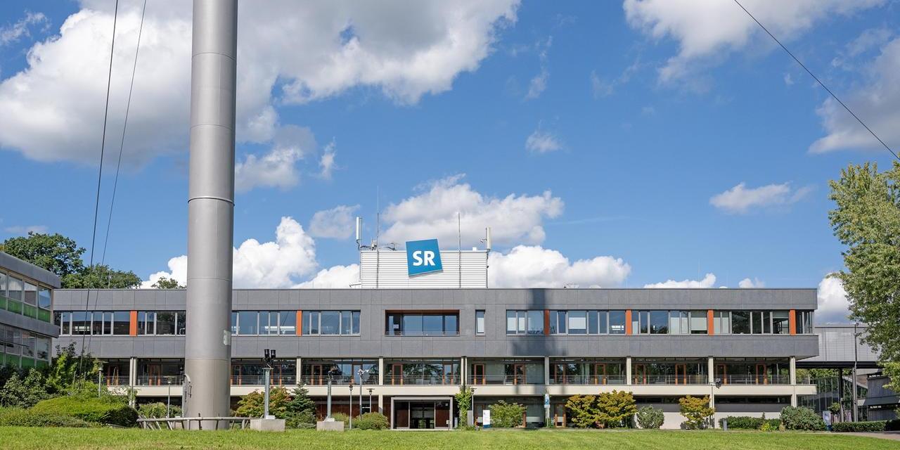Gebäude mit dem Logo von dem Saarländischen Rundfunk