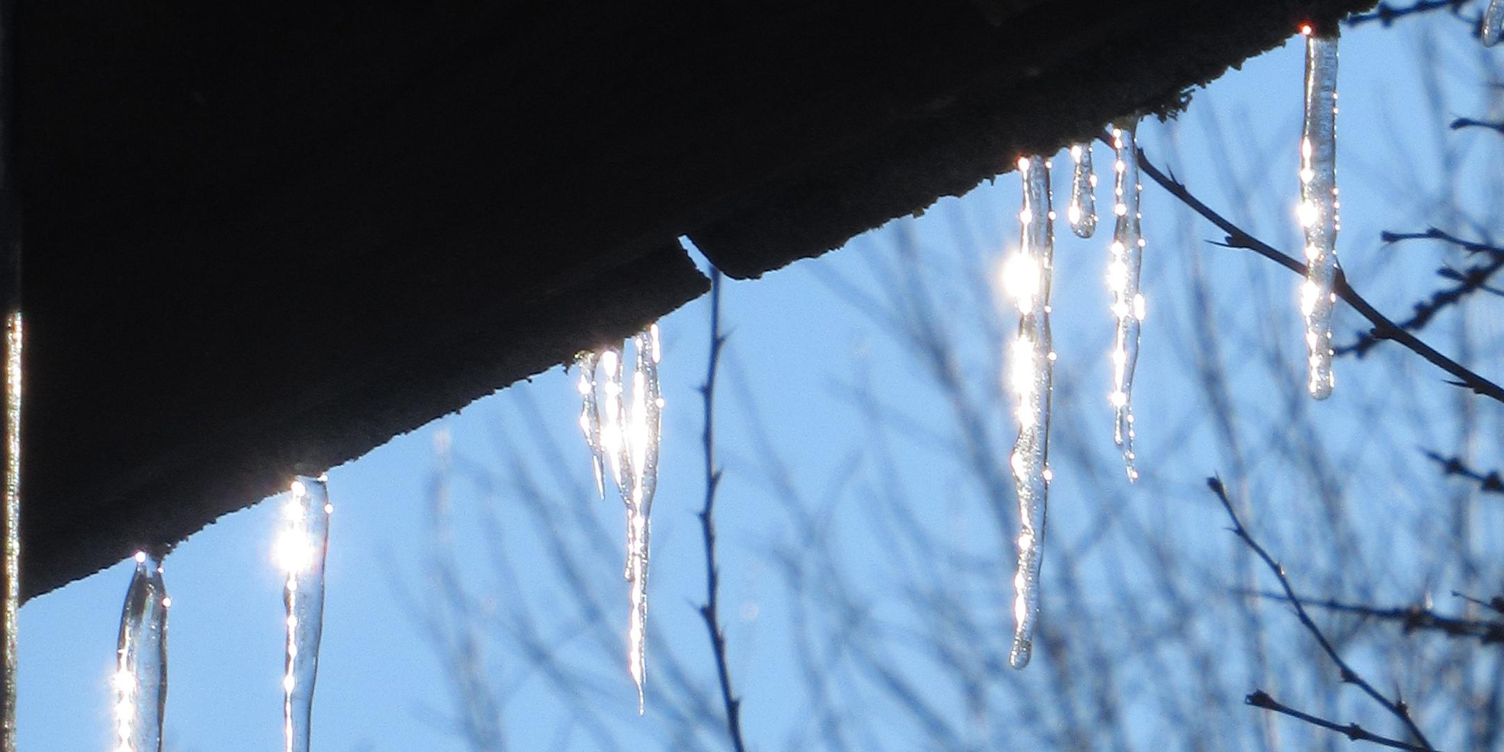 Eiszapfen glänzen in der Sonne
